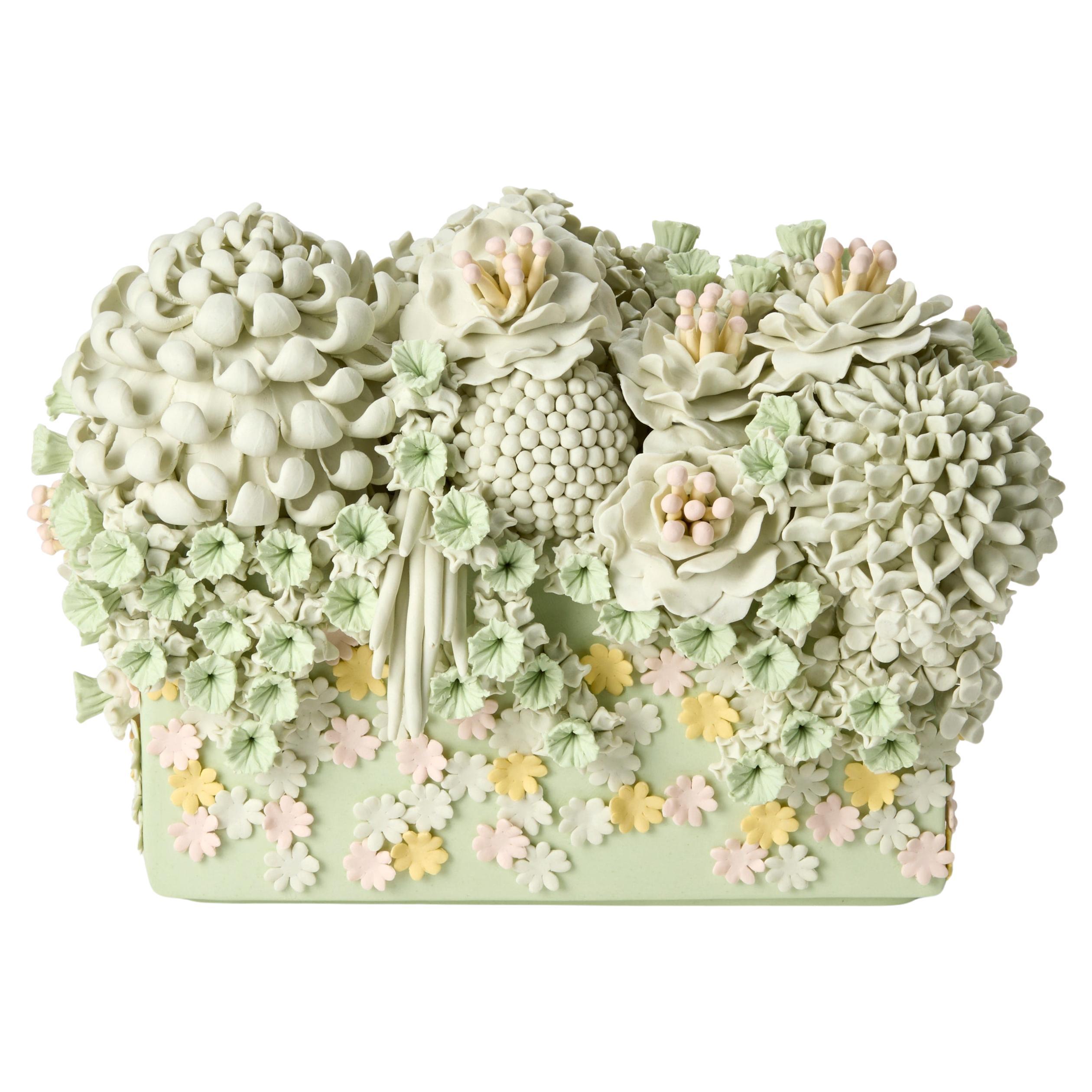 Evanescence Cornucopia III, scultura verde, rosa e gialla di Vanessa Hogge