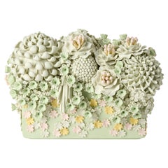 Evanescence Cornucopia III, sculpture verte, rose et jaune de Vanessa Hogge