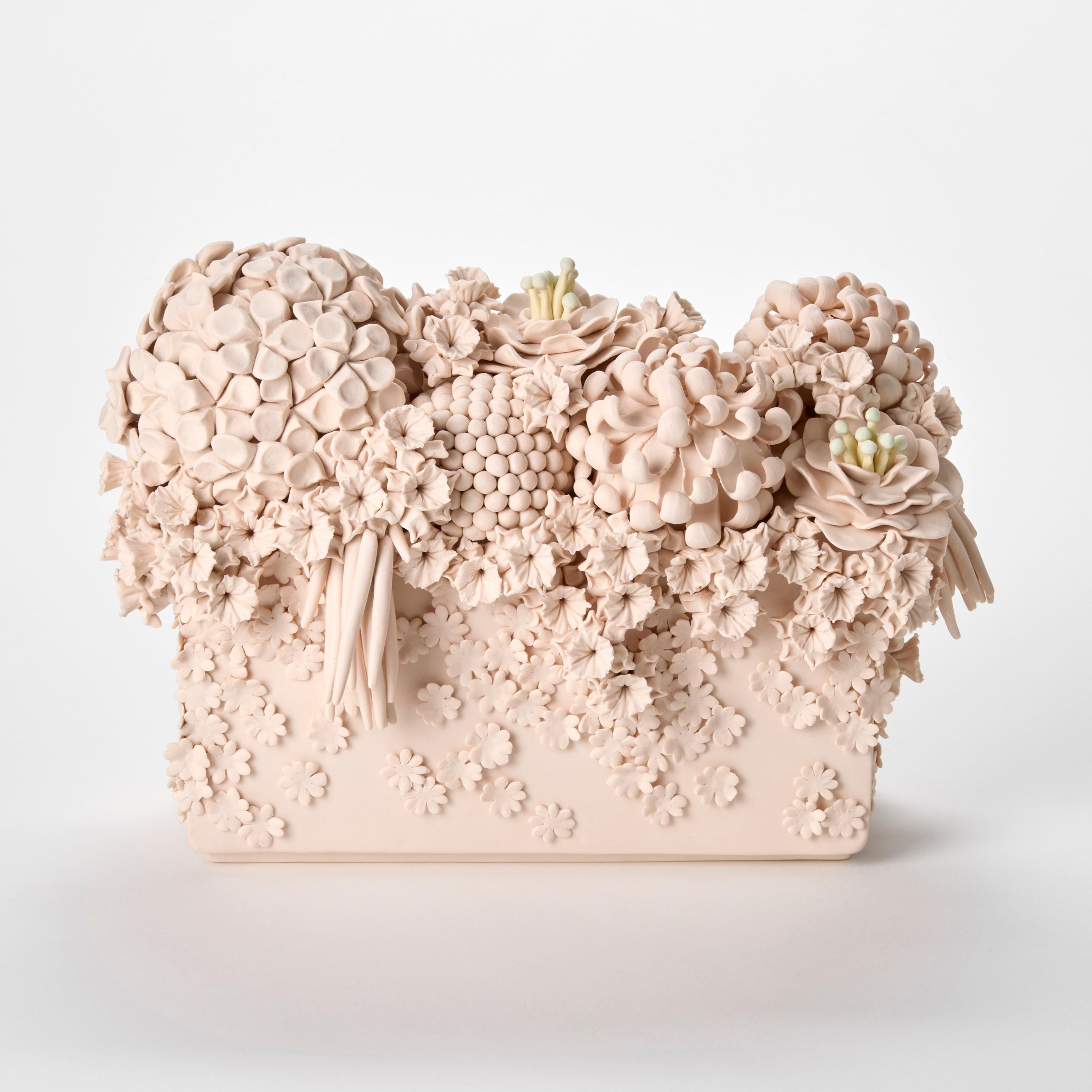 'Evanescence Cornucopia IV' è un'opera unica in porcellana colorata scolpita a mano dall'artista britannica Vanessa Hogge.

Lavorando in gres nero e porcellana, Hogge realizza opere d'arte uniche nel suo studio di East London. Forte di anni di