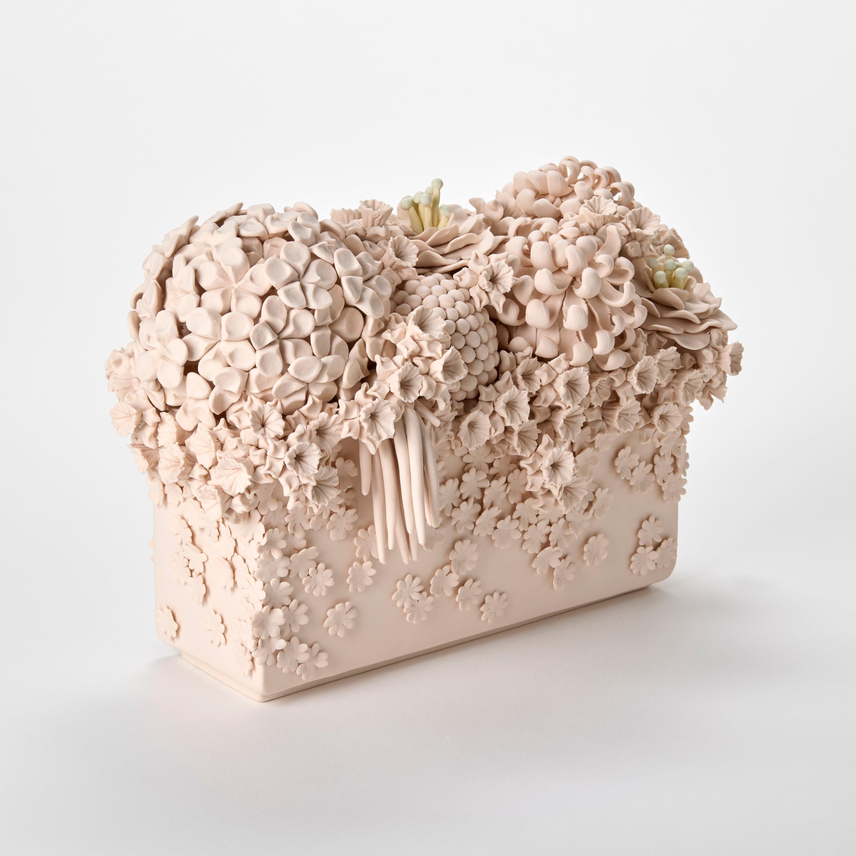 Organico moderno Evanescence Cornucopia IV, scultura rosa, gialla e verde di Vanessa Hogge in vendita