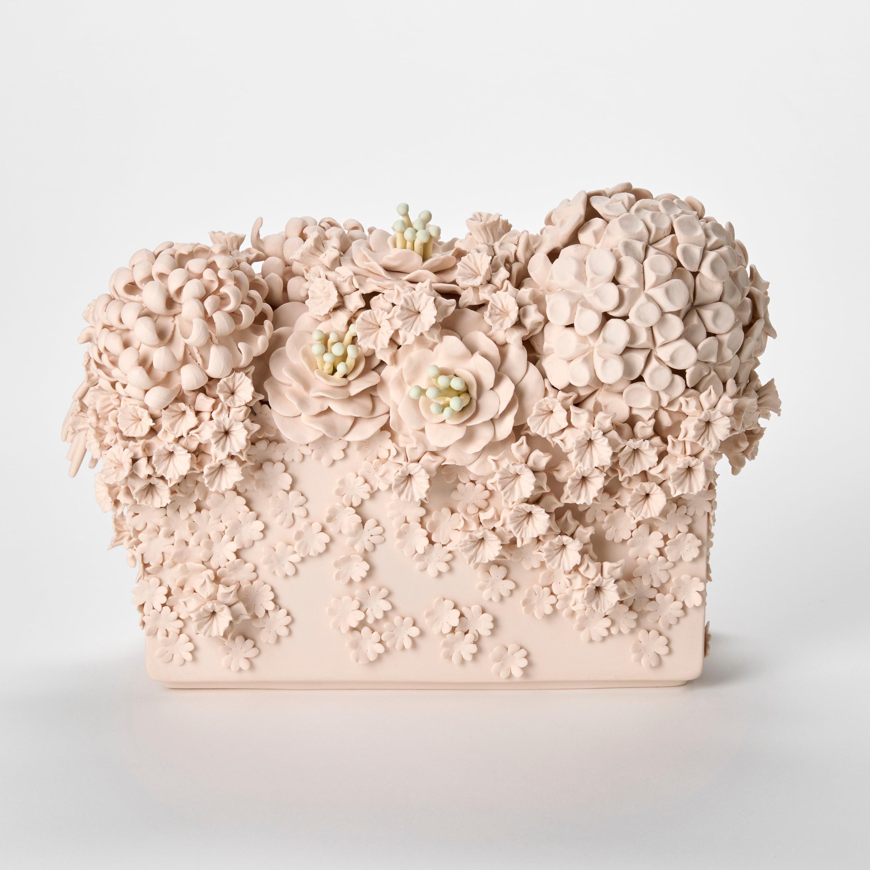 Britannico Evanescence Cornucopia IV, scultura rosa, gialla e verde di Vanessa Hogge in vendita