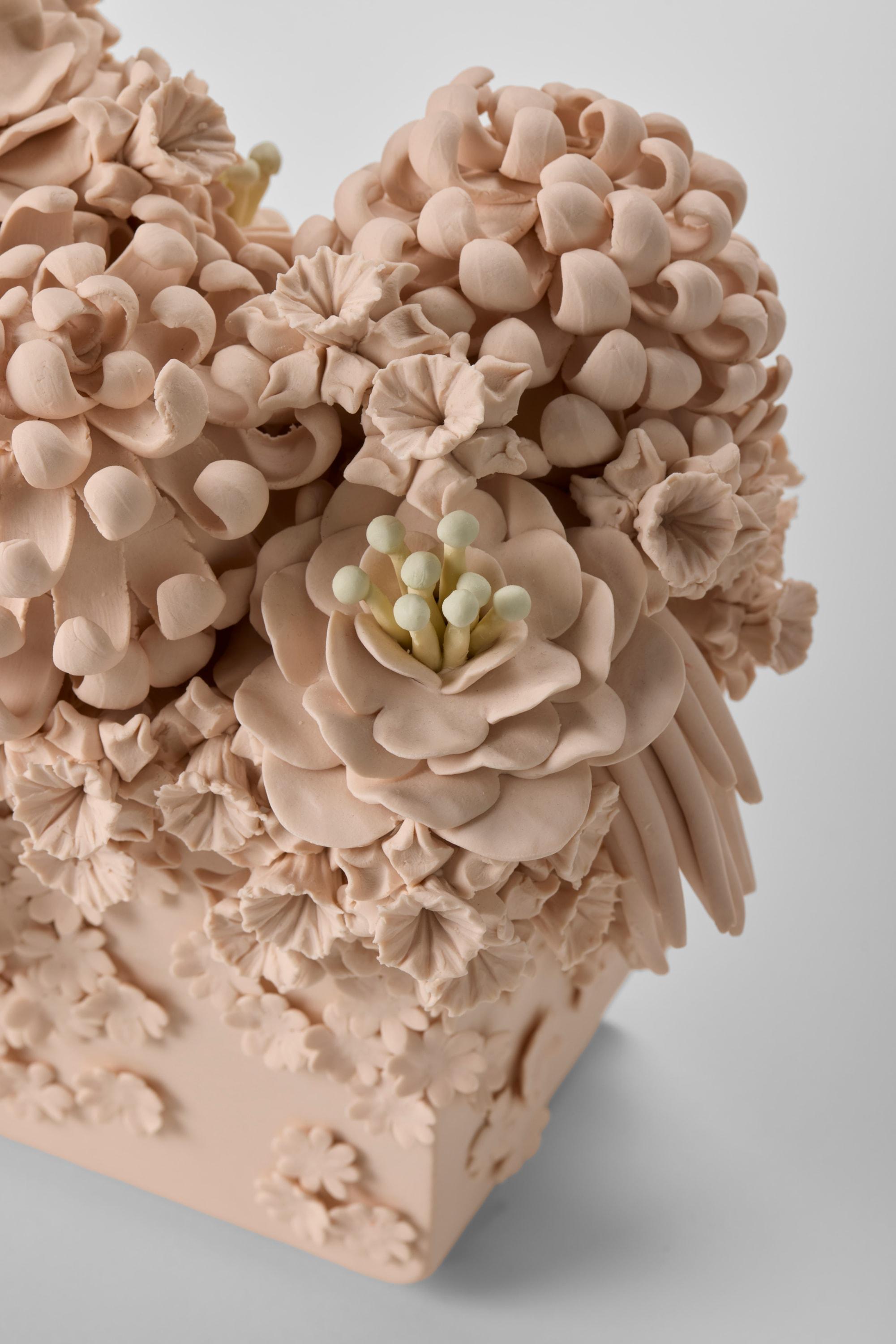 Fatto a mano Evanescence Cornucopia IV, scultura rosa, gialla e verde di Vanessa Hogge in vendita