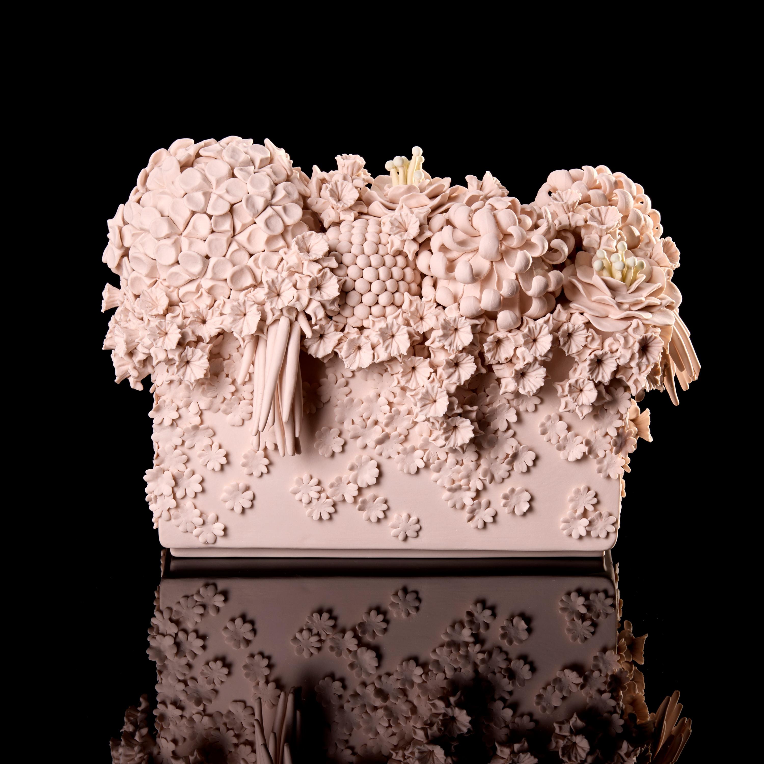 Porcellana Evanescence Cornucopia IV, scultura rosa, gialla e verde di Vanessa Hogge in vendita