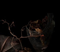 Dunkle Stilllebenfotografie, Kunstdruck – Natura Morte 1 von Koukouwitakis