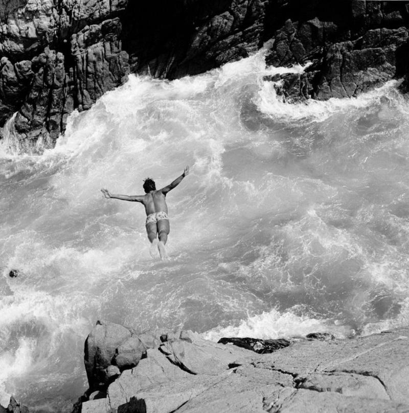 "Pacific Diver" by Evans

circa 1950: Swimmer diving into rough water lashing against rocky cliffs at Acapulco, the Riviera of Mexico.

Unframed
Paper Size: 40"x 40'' (inches)
Printed 2022 
Silver Gelatin Fibre Print
