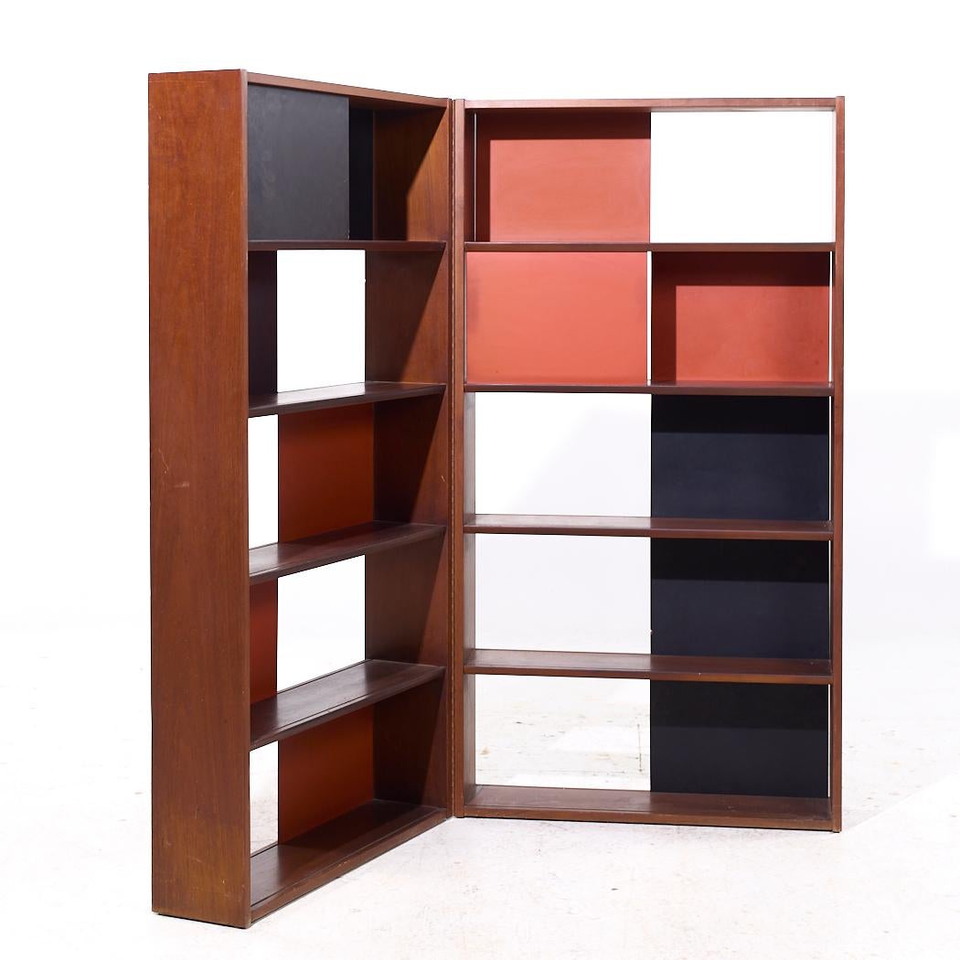 Bibliothèque séparatrice en noyer du milieu du siècle, Evans Clark pour Glenn of California

La cloison fermée mesure : 32 de large x 16 de profond x 60.5 pouces de haut
La cloison ouverte mesure : 64 de large x 8 de profond x 60.5 de haut

Tous les