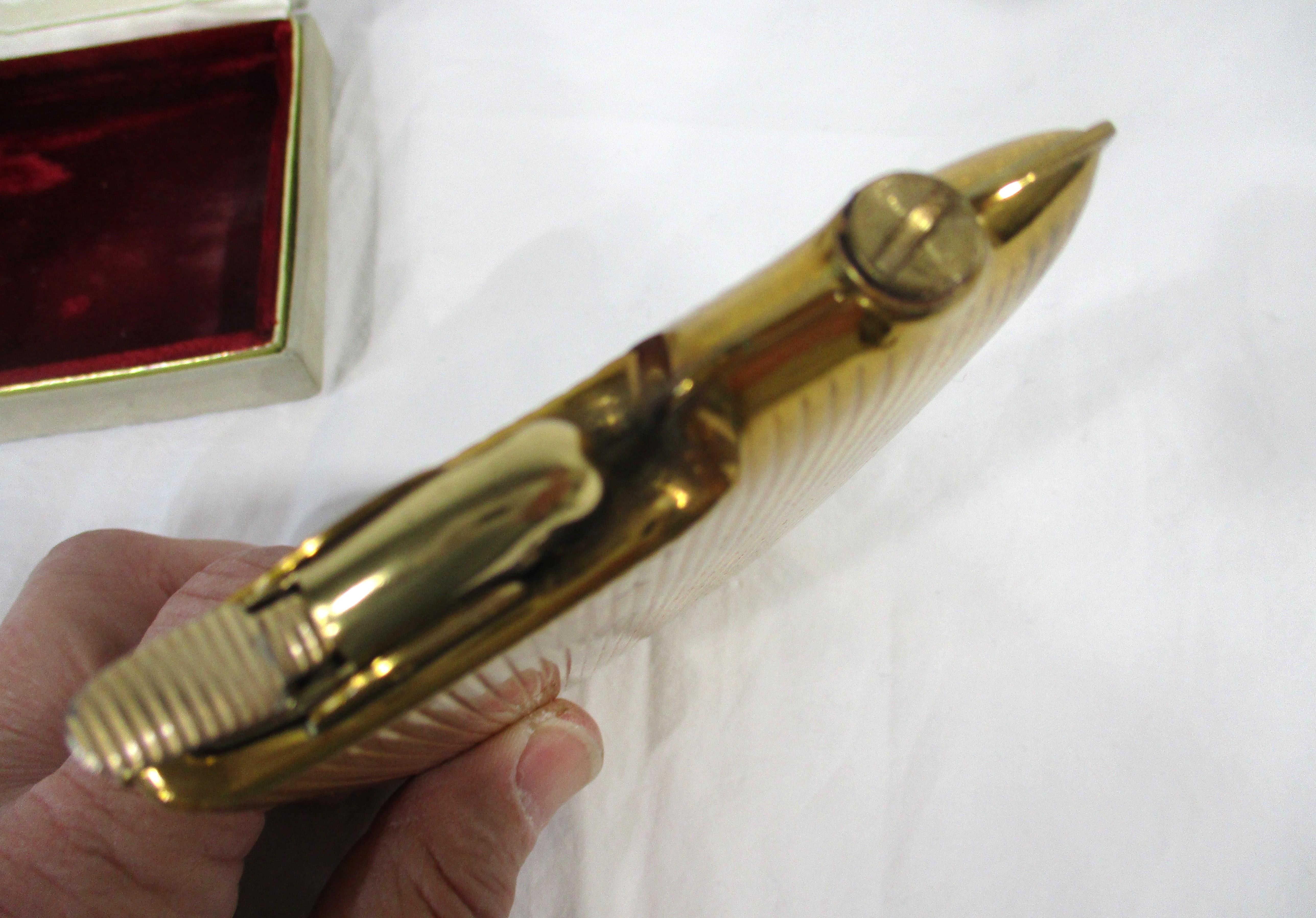 Evans Gold Toned Cigarette Case and Lighter in the style of Dunhill For Sale 3