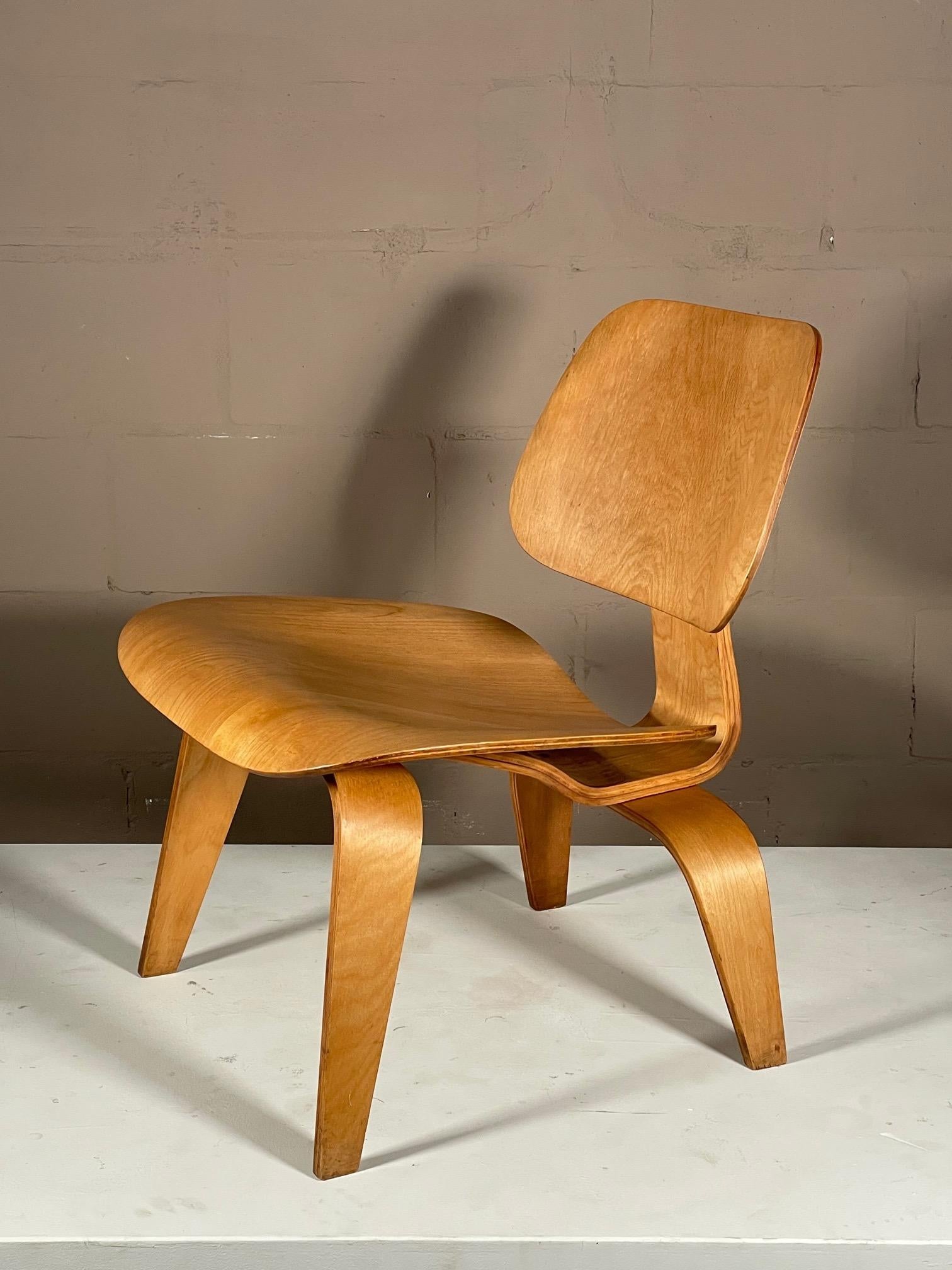 Un excellent exemple de Charles Eames Herman Miller/Evans 1940's LCW (lounge chair wood). Tout est d'origine avec les supports d'amortisseurs, les vis et le Label d'origine intacts.