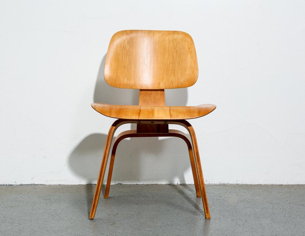 Vintage Evans-production DCW dining chair in birch designed by Charles and Ray Eames in 1946. 5-2-5 screw pattern and original Evans/Herman Miller label present indicates this example was produced around 1949-1950. Measure: 17.5