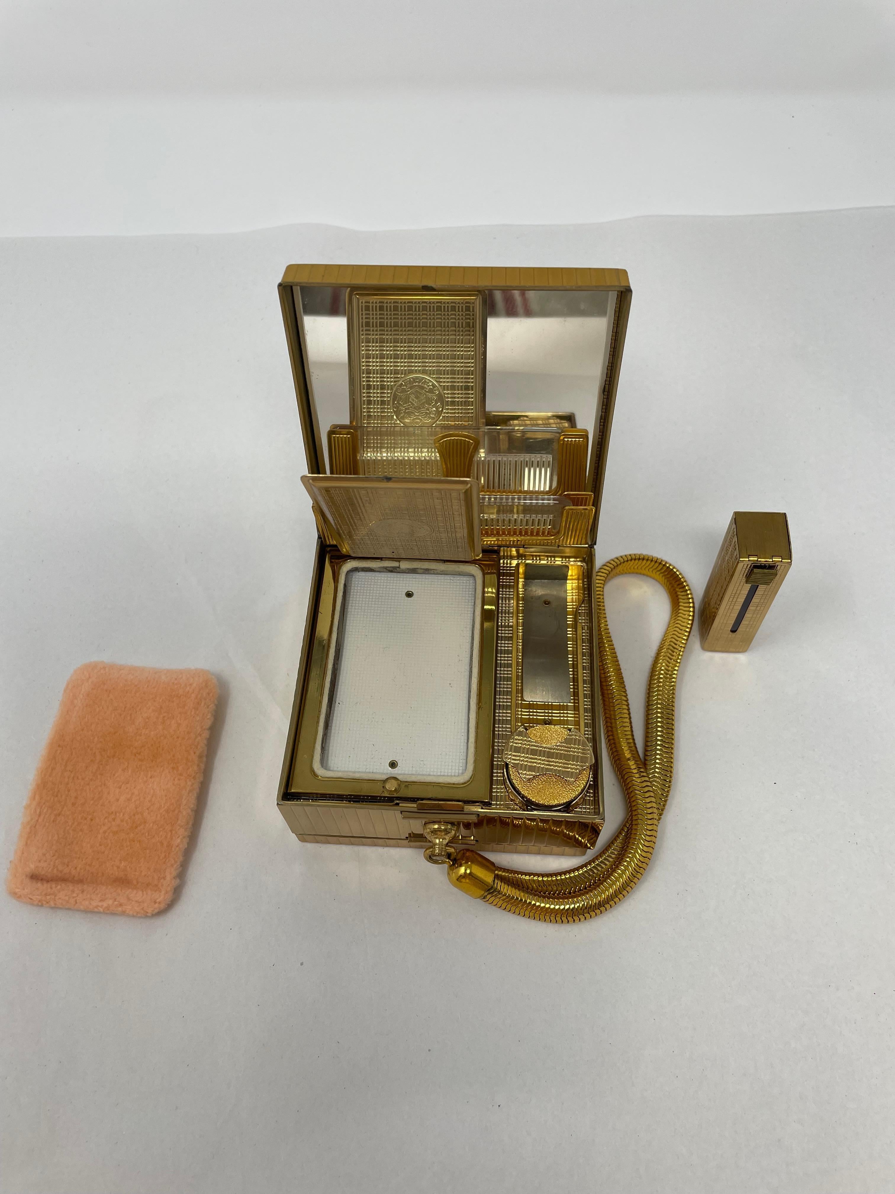Vintage Evans 2-seitige Kompakttasche.

Das untere Fach ist für Geldscheine gedacht, während das obere Fach Kamm, Puder und Lippenstift sowie einen Münzhalter und einen Spiegel enthält.

In gutem gebrauchten Zustand.