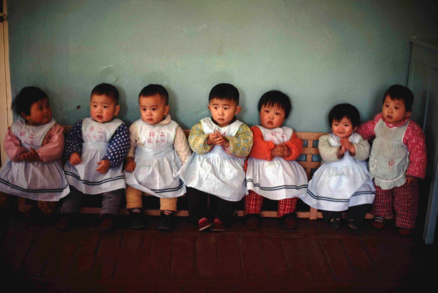 Black and White Photograph de Eve Arnold - CHINA. Pekín. Vivero de algodón. 1979