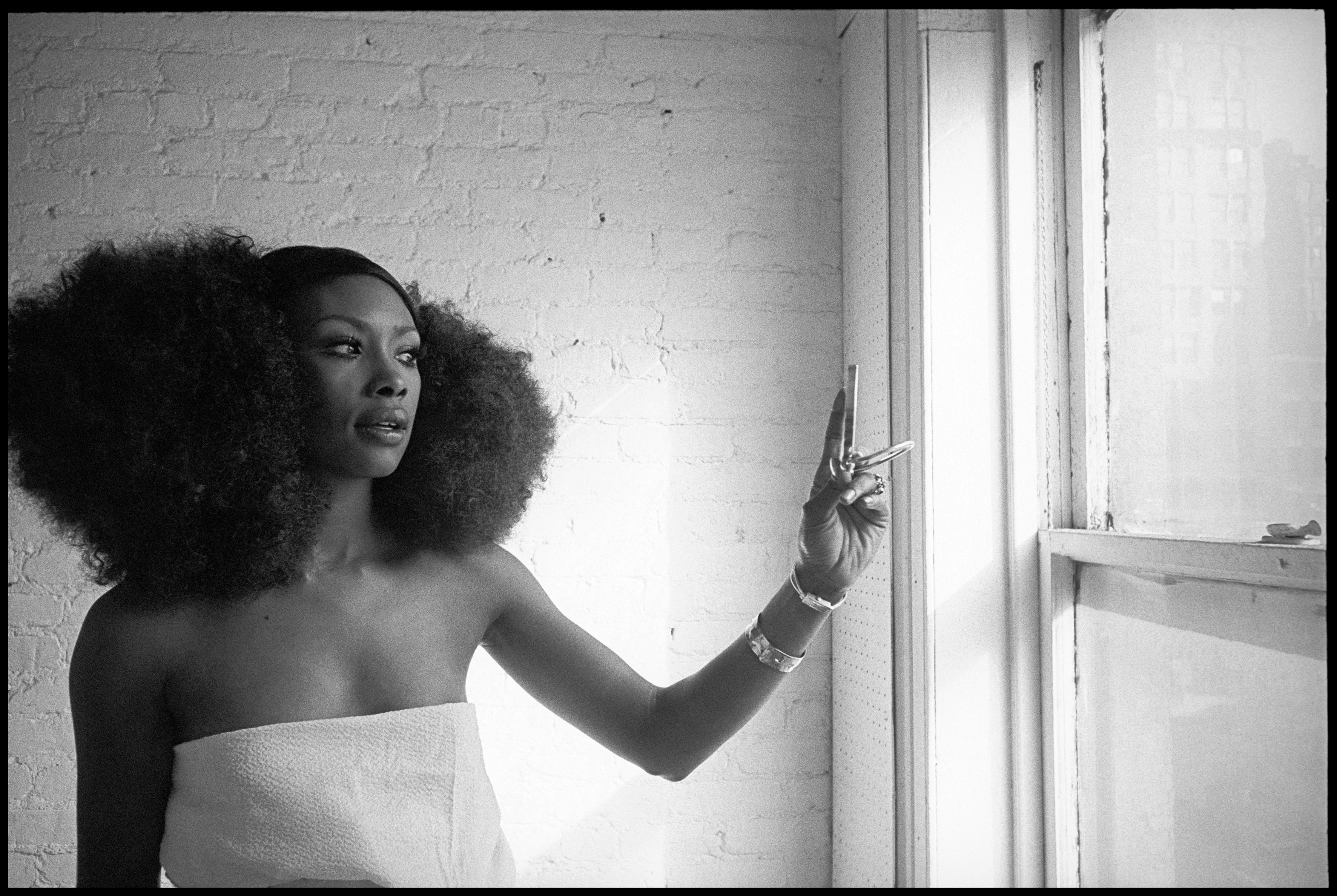 Eve Arnold - Un mannequin à Harlem, photographie 1968, imprimée d'après