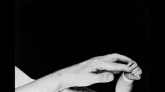 Eve Arnold - Une mère tient la main de son Child & Child, Photographie 1960, Impression d'après