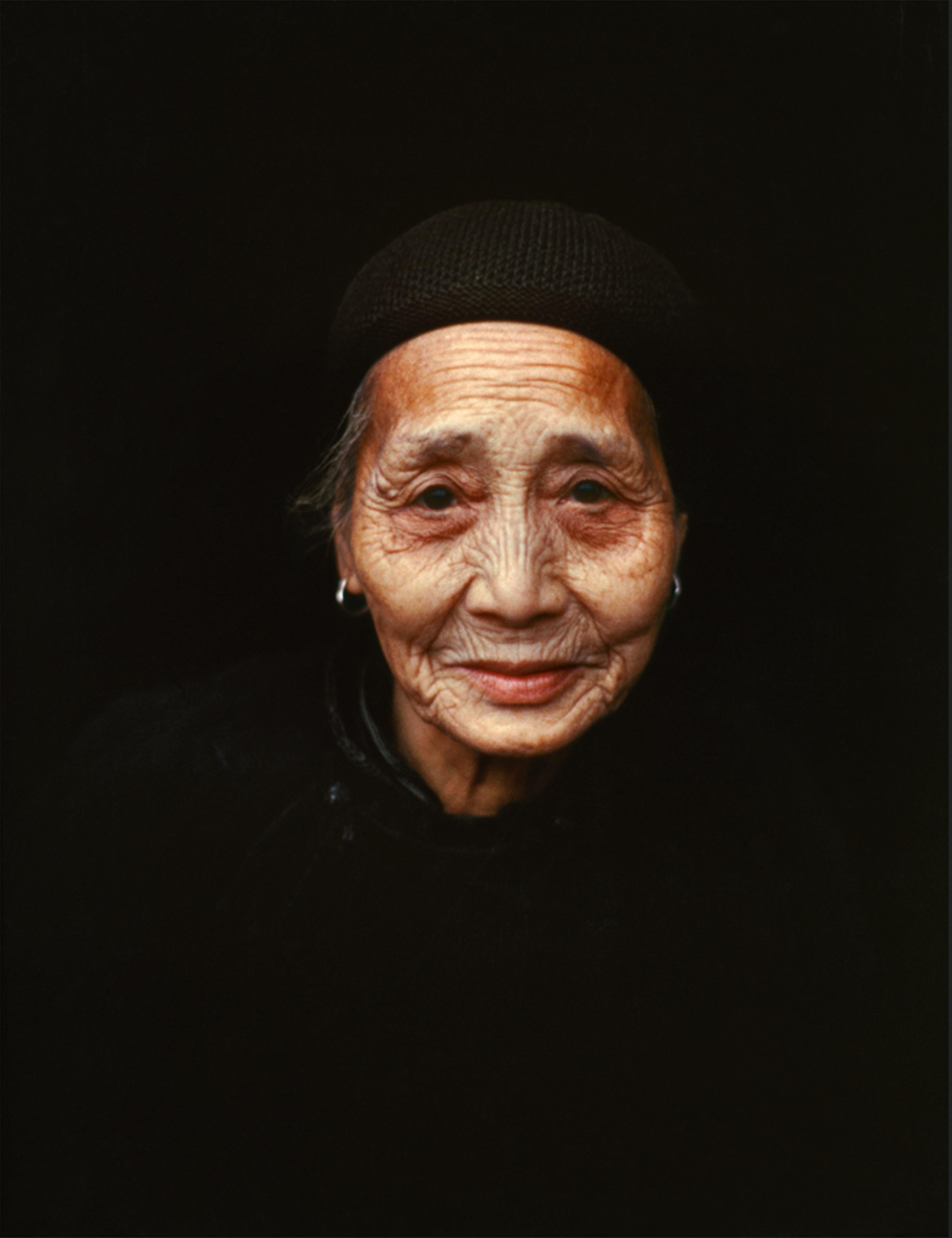 Femme retraitée, Chine, 1979.

Toutes les tailles et éditions disponibles :
24" x 20", édition de 25 + 3 épreuves d
artiste
34" x 24", édition de 25 + 3 épreuves d
artiste

" Eve Arnold, née en 1912 de parents immigrés russes à Philadelphie, a