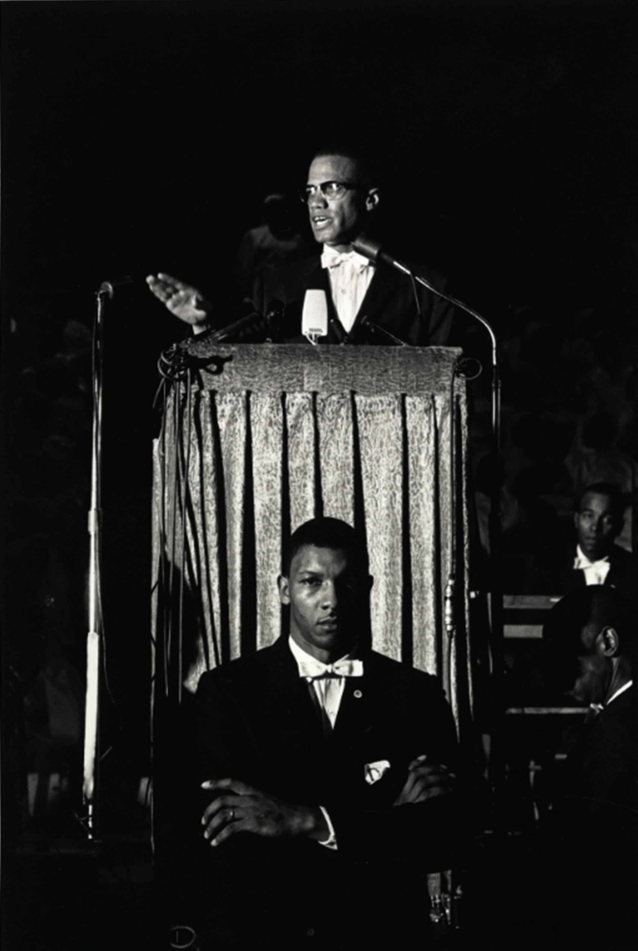 Malcolm X, pasteur musulman américain et militant des droits de l'homme, à Chicago (Illinois) en 1961.

Toutes les tailles et éditions disponibles :
24" x 20", édition de 25 + 3 épreuves d'artiste
34" x 24", édition de 25 + 3 épreuves d'artiste

"