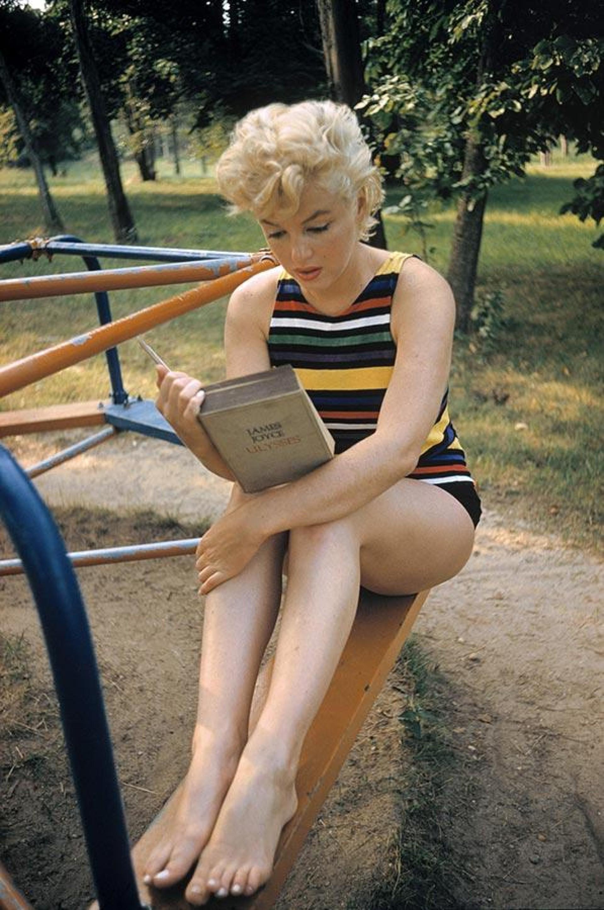 "Marilyn Monroe liest Ulysses von
James Joyce, New York, Long Island, 1955".

Alle verfügbaren Größen und Ausgaben:
24" x 20", Auflage 25 + 3 Probedrucke
34" x 24", Auflage 25 + 3 Probedrucke

"Eve Arnold, 1912 als Tochter russischer Einwanderer in