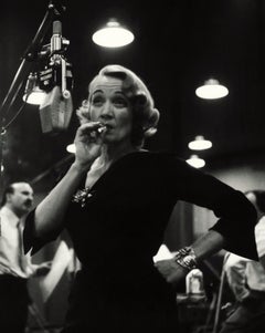 Eve Arnold - Marlene Dietrich fumant, photographie de 1952, imprimée d'après