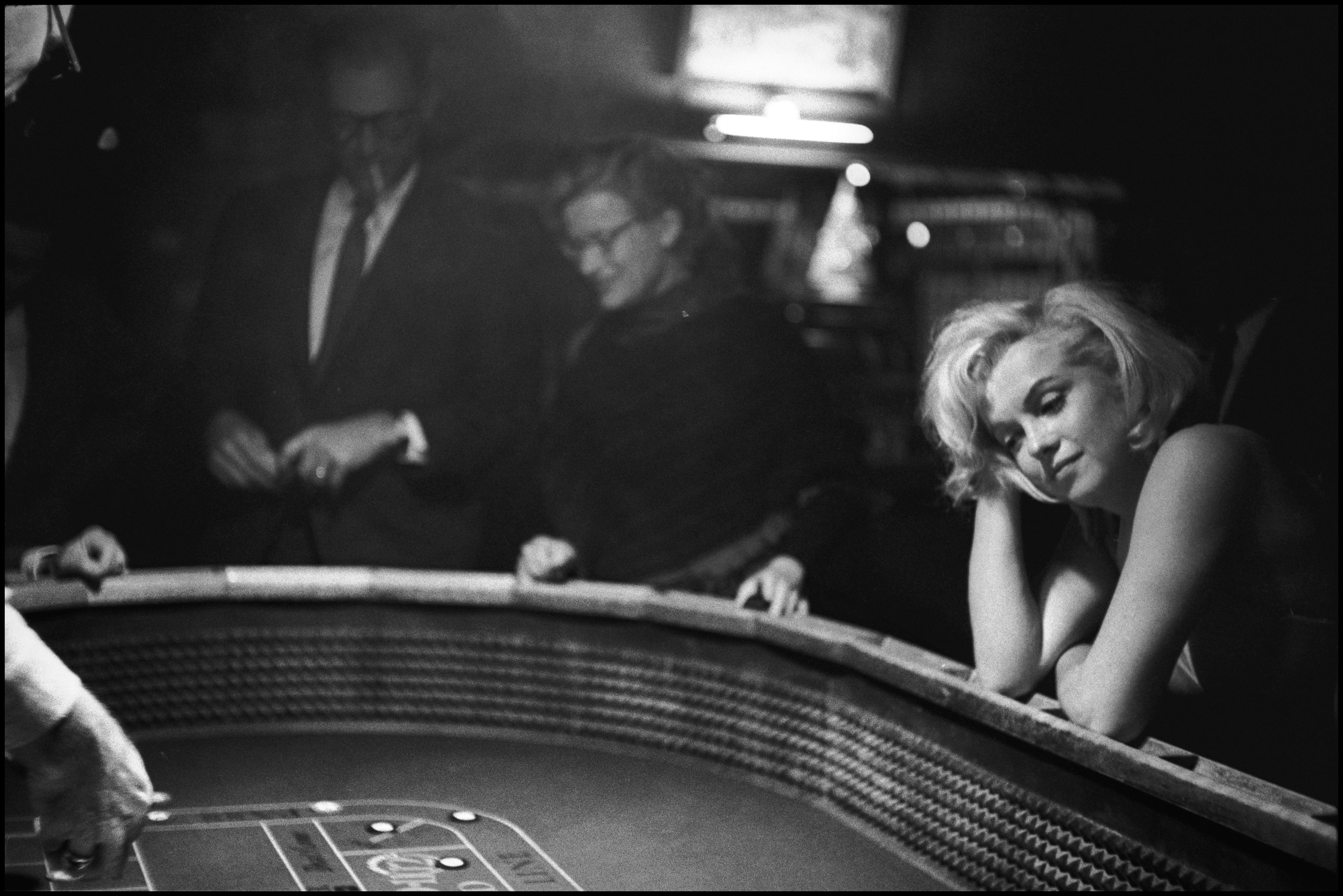 Marilyn Monroe am Set von "The Misfits", Reno, Nevada, 1960.

Alle verfügbaren Größen und Ausgaben:
20" x 24", Auflage 25 + 3 Probedrucke
24" x 34", Auflage 25 + 3 Probedrucke

"Eve Arnold, 1912 als Tochter russischer Einwanderer in Philadelphia