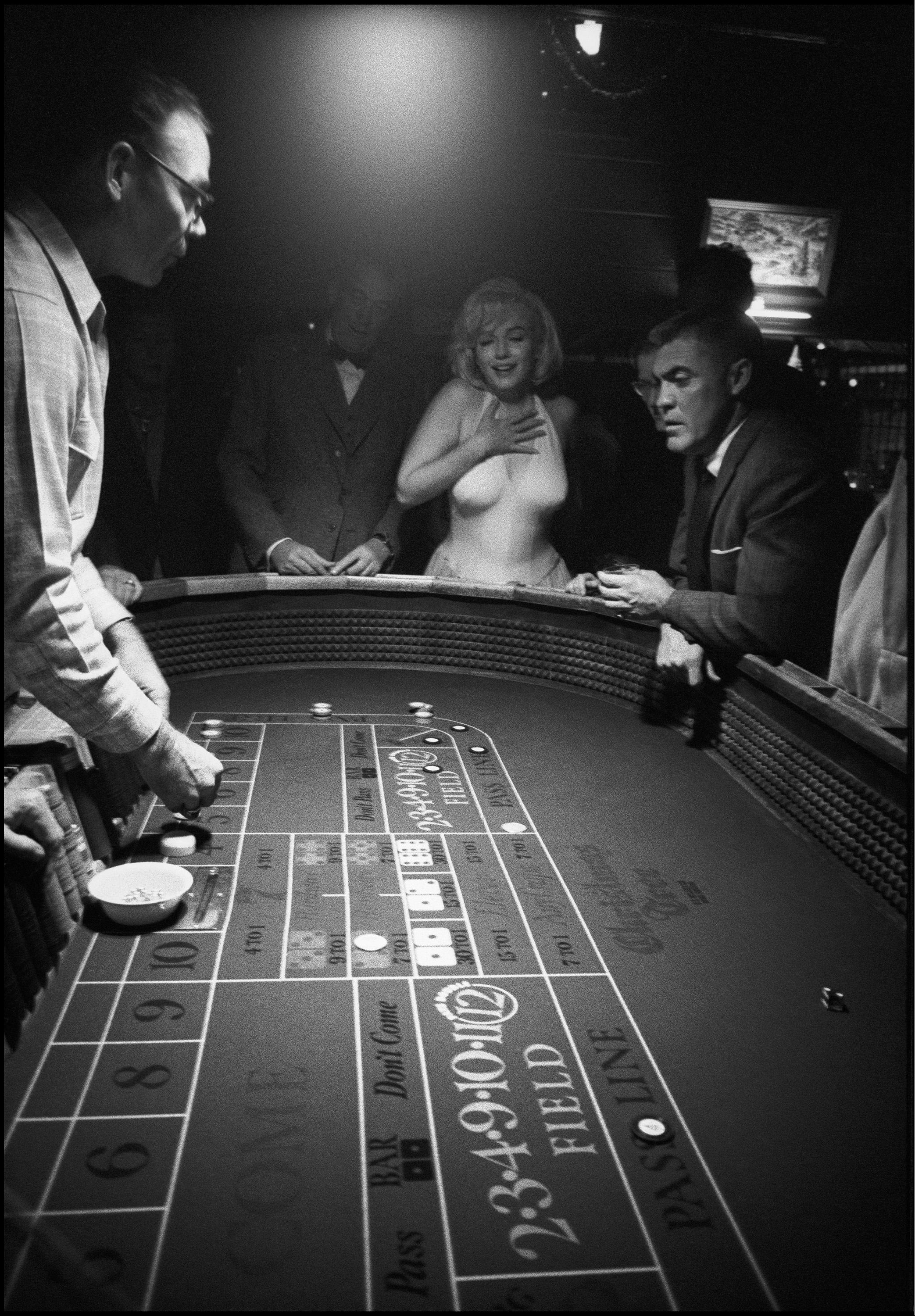 Marilyn Monroe sur le plateau de tournage de "The Misfits", Reno, Nevada, 1960.

Toutes les tailles et éditions disponibles :
24" x 20", édition de 25 + 3 épreuves d'artiste
34" x 24", édition de 25 + 3 épreuves d'artiste

" Eve Arnold, née en 1912