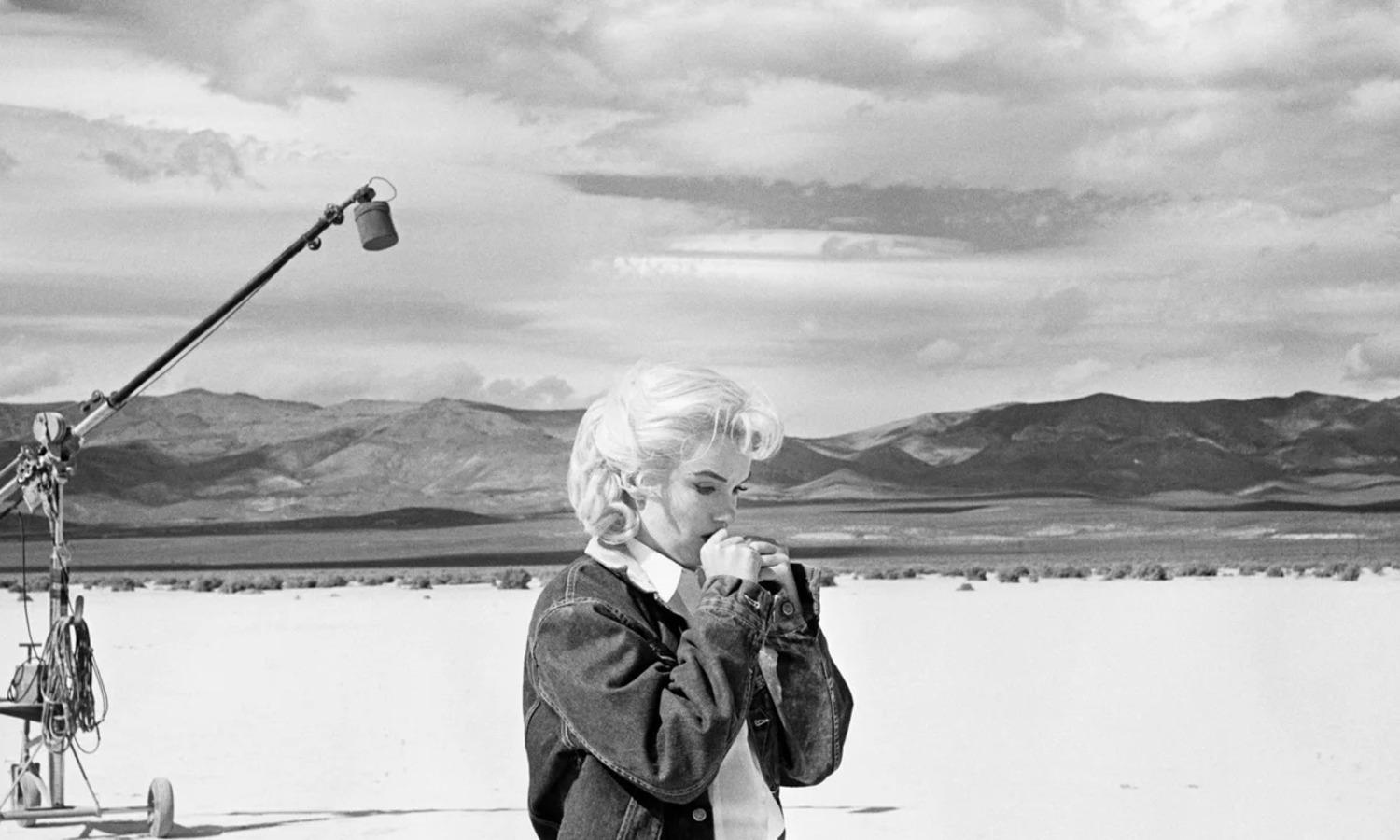 Marilyn Monroe am Set von "The Misfits", Reno, Nevada, 1960.

Alle verfügbaren Größen und Ausgaben:
20" x 24", Auflage 25 + 3 Probedrucke
24" x 34", Auflage 25 + 3 Probedrucke

"Eve Arnold, 1912 als Tochter russischer Einwanderer in Philadelphia