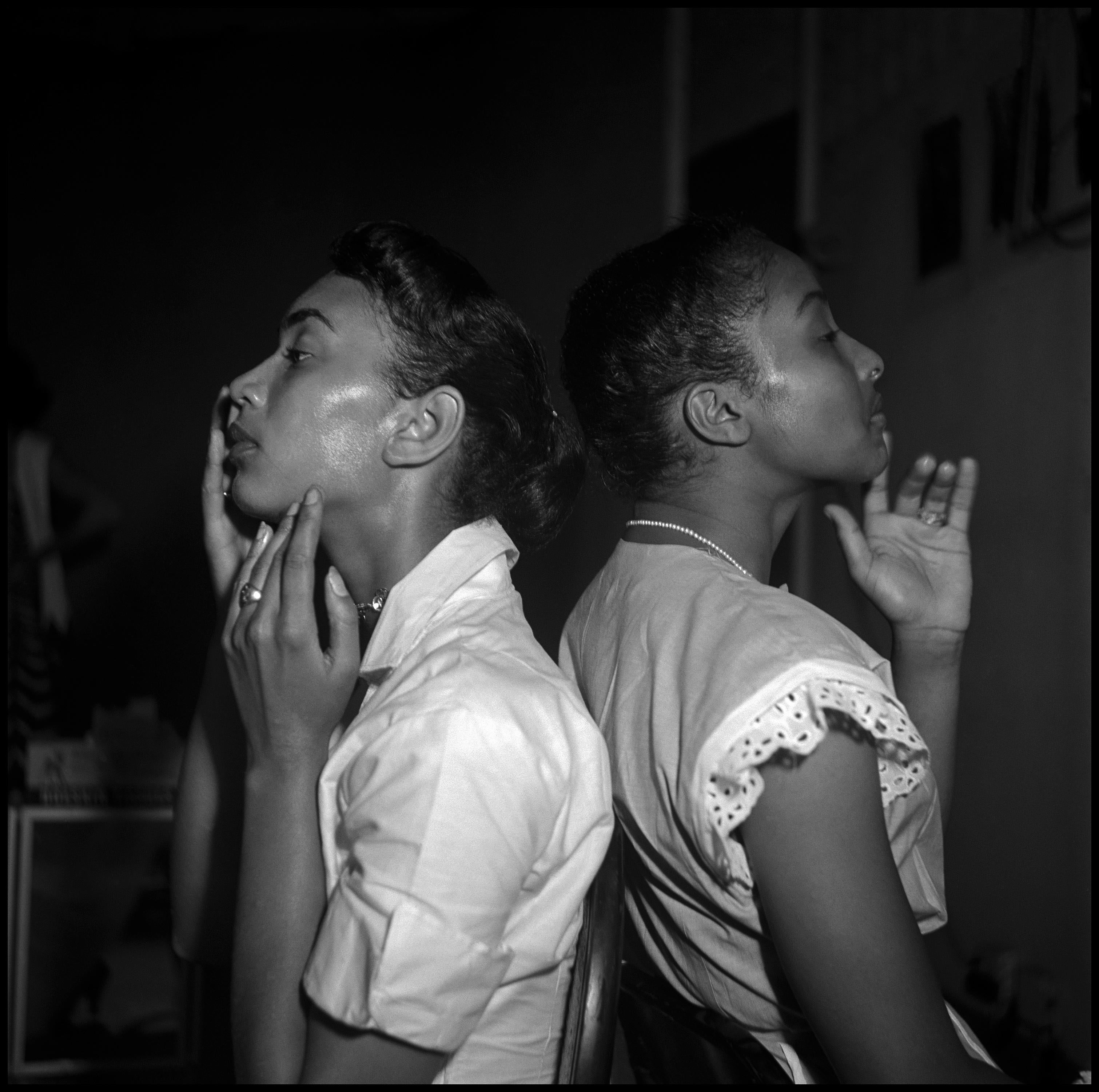 Zwei junge Models überprüfen ihr Make-up hinter der Bühne bei einer lokalen Modenschau in der Abyssinian Church in Harlem, New York City, 1950.

Alle verfügbaren Größen und Ausgaben:
24" x 20", Auflage 25 + 3 Probedrucke
34" x 24", Auflage 25 + 3