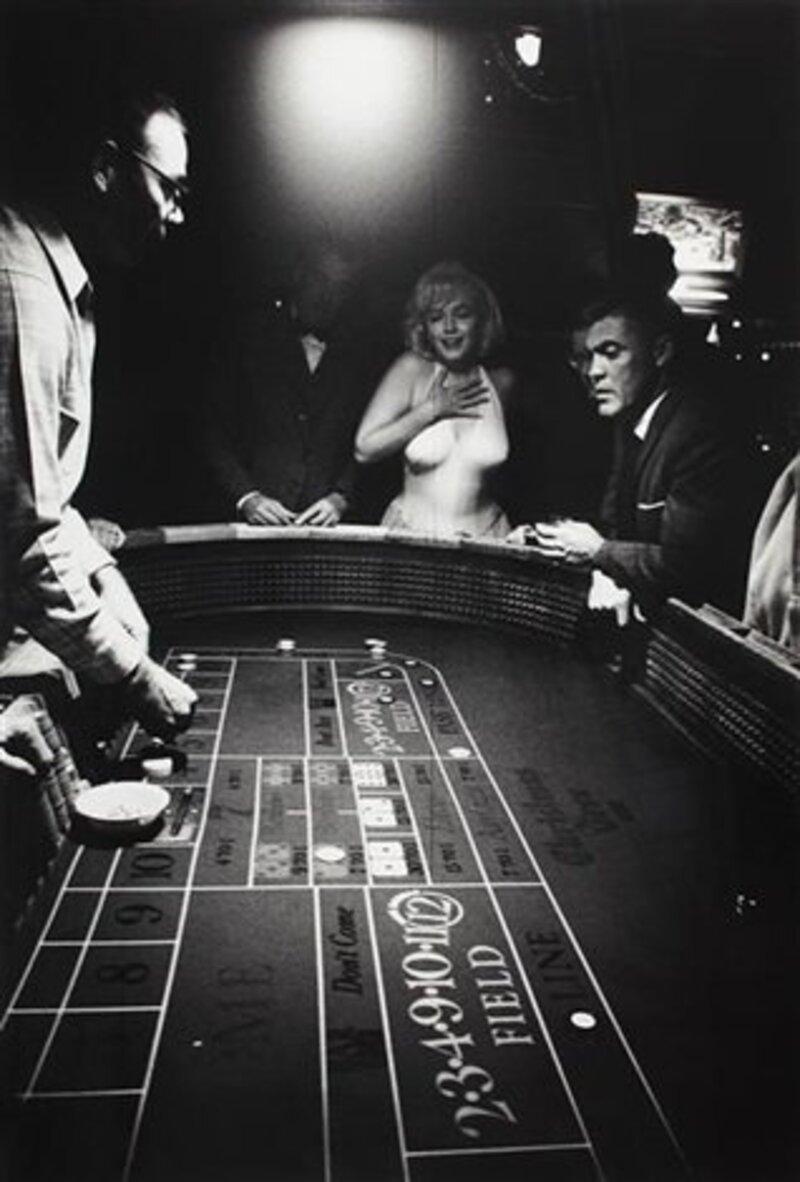Eve Arnold Black and White Photograph – USA. Nevada. Reno. Marilyn Monroe und John Huston. 1960