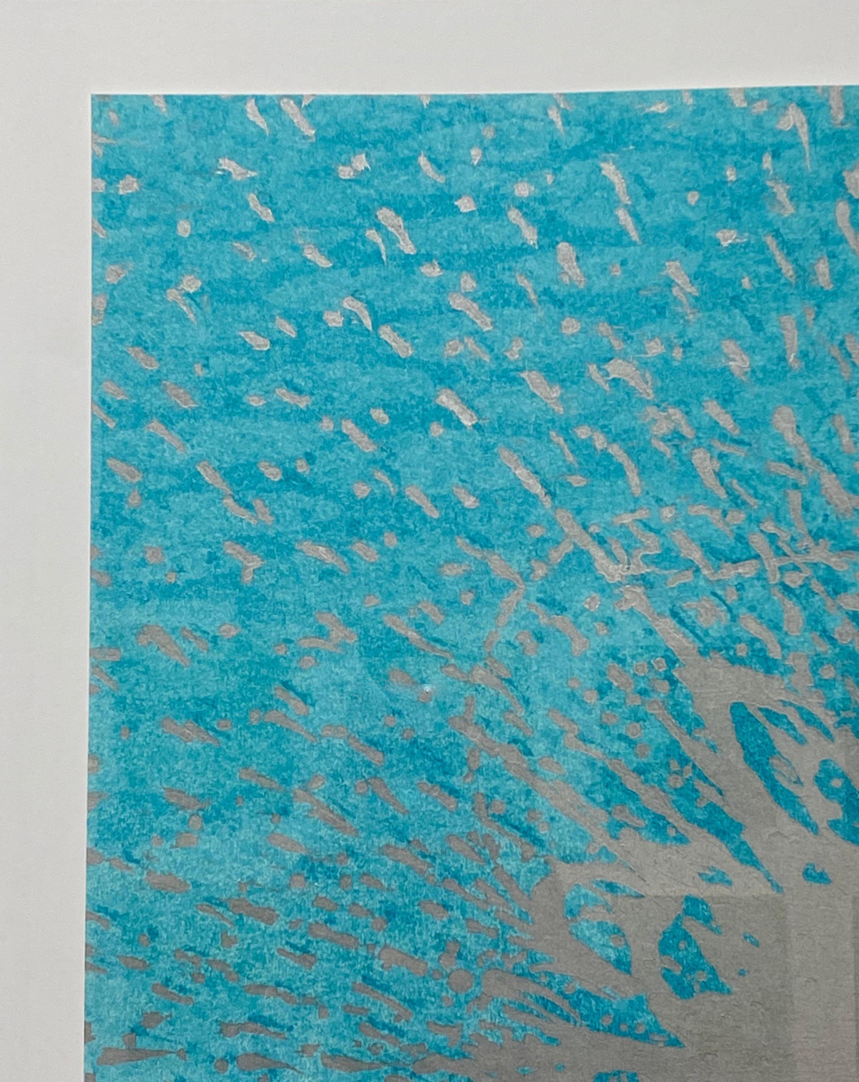 Dieser quadratische Holzschnitt auf Papier besteht aus einer zentralen, kreisförmigen, silberfarbenen Metallform, die sich zu einem abstrakten Muster auf einem leuchtend türkisblauen Hintergrund ausbreitet, der den subtilen Metallglanz der silbernen