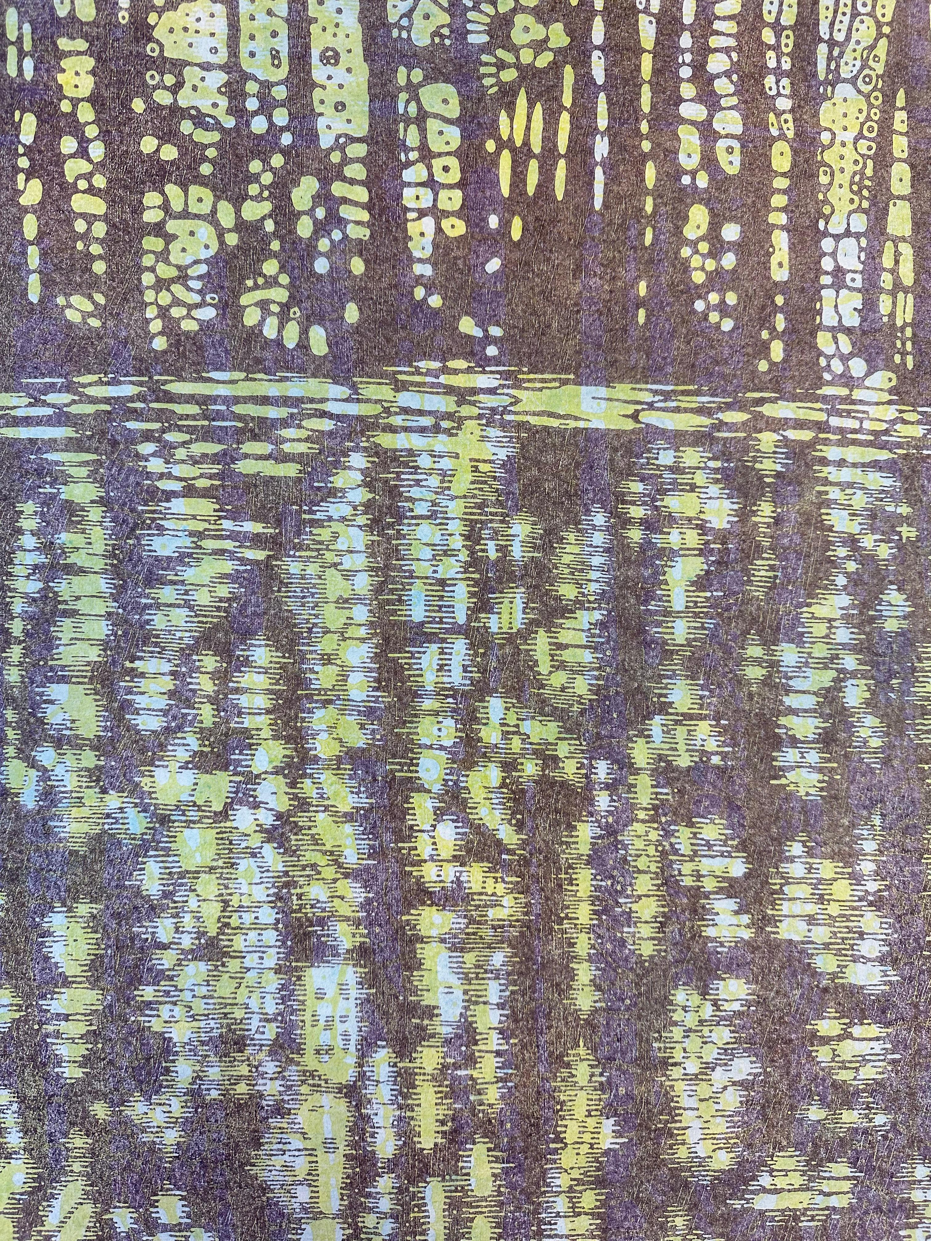 Variation rocheuse douze, arbres lavandes, eau, ciel jaune pâle bleu forêt - Print de Eve Stockton