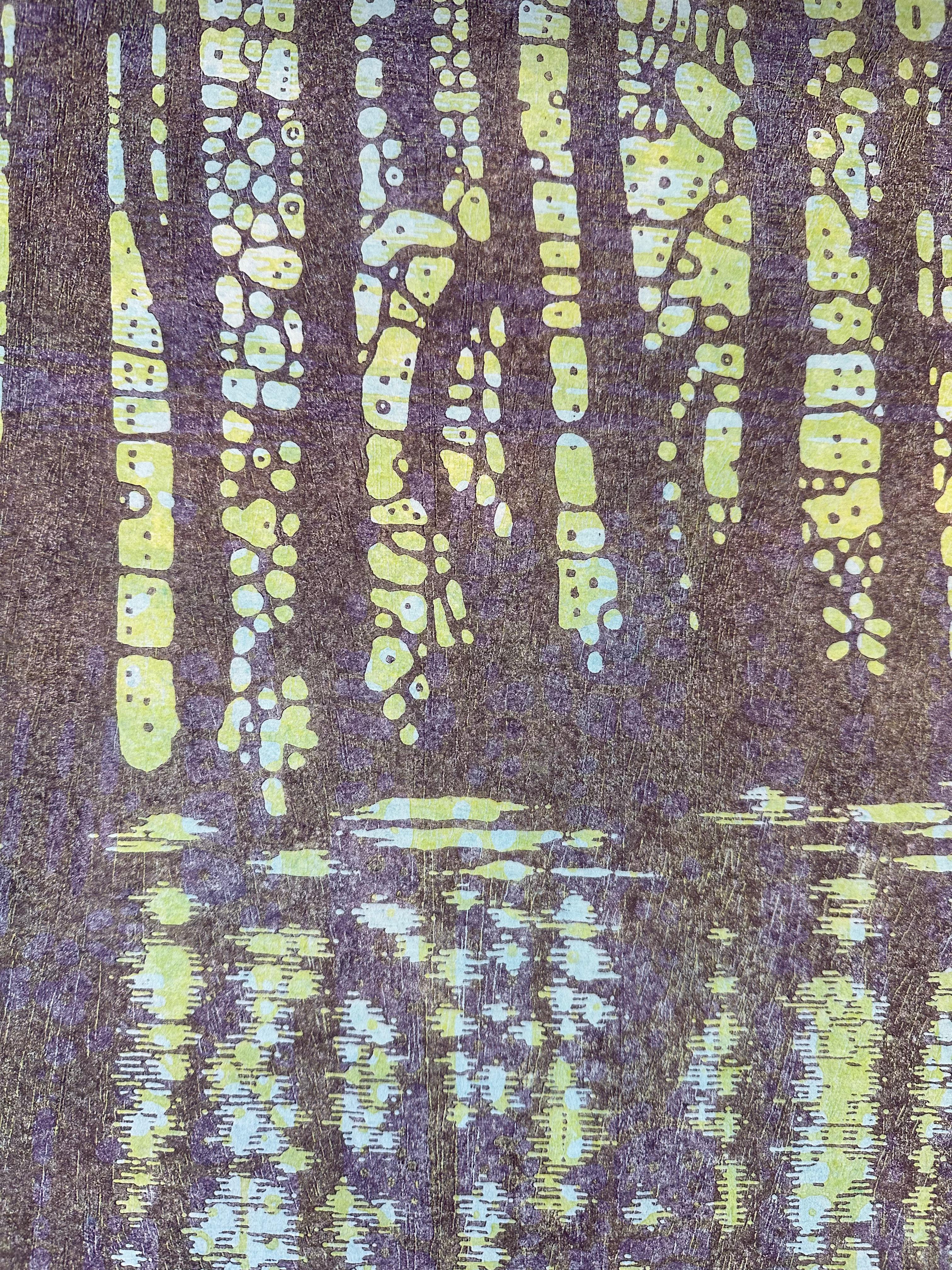 Variation rocheuse douze, arbres lavandes, eau, ciel jaune pâle bleu forêt - Contemporain Print par Eve Stockton