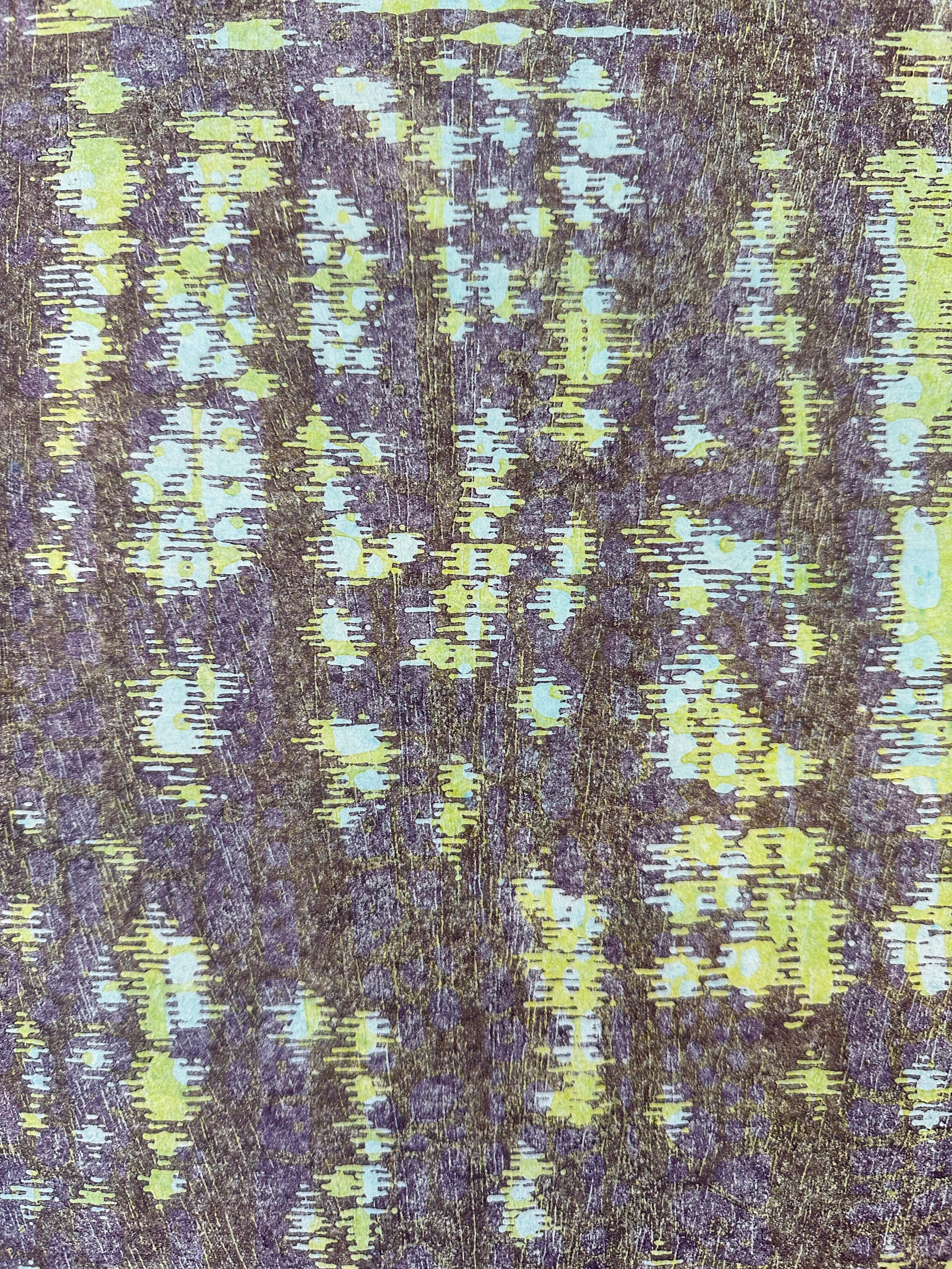Variation rocheuse douze, arbres lavandes, eau, ciel jaune pâle bleu forêt - Gris Landscape Print par Eve Stockton