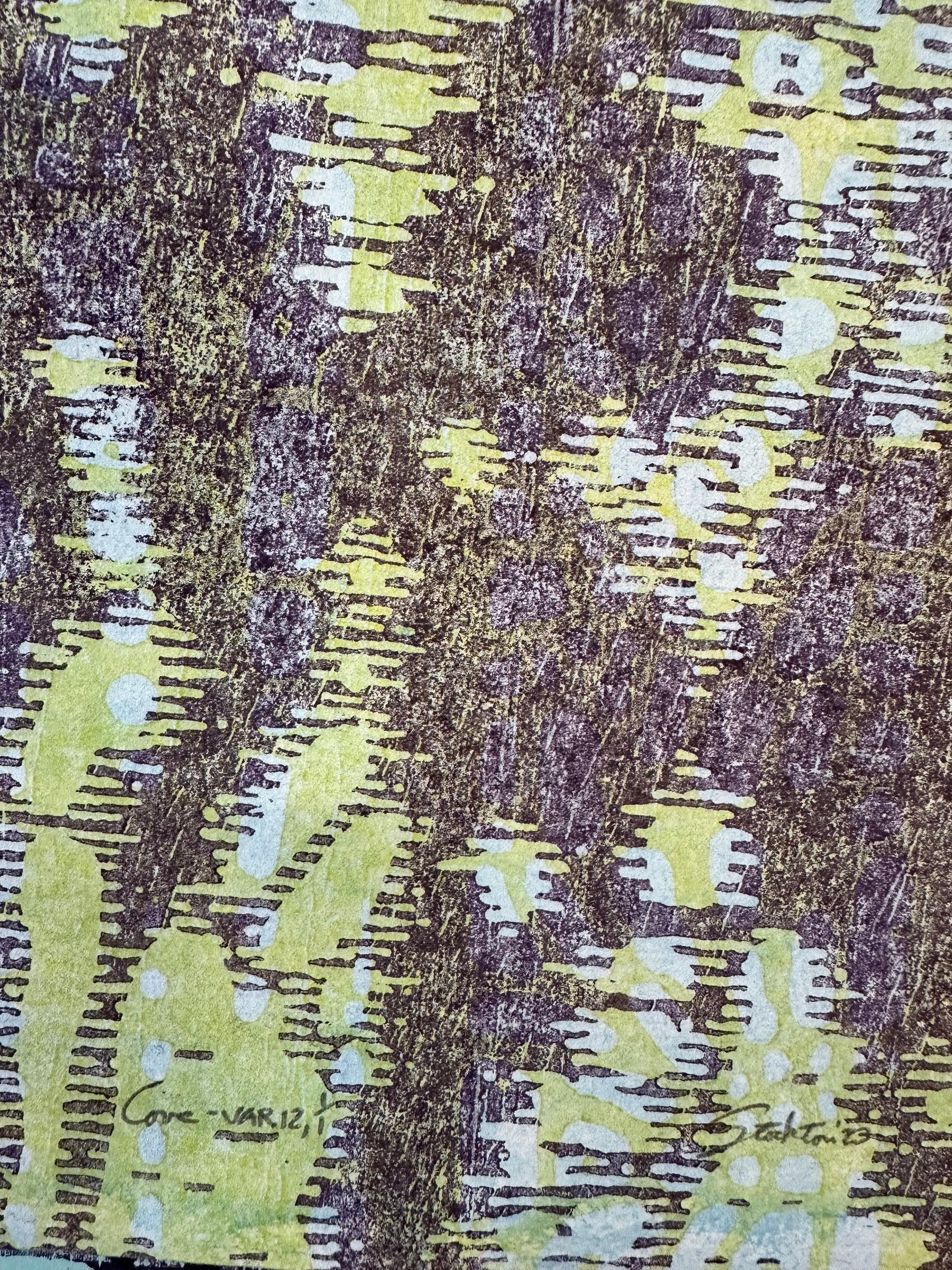 Variation rocheuse douze, arbres lavandes, eau, ciel jaune pâle bleu forêt en vente 1