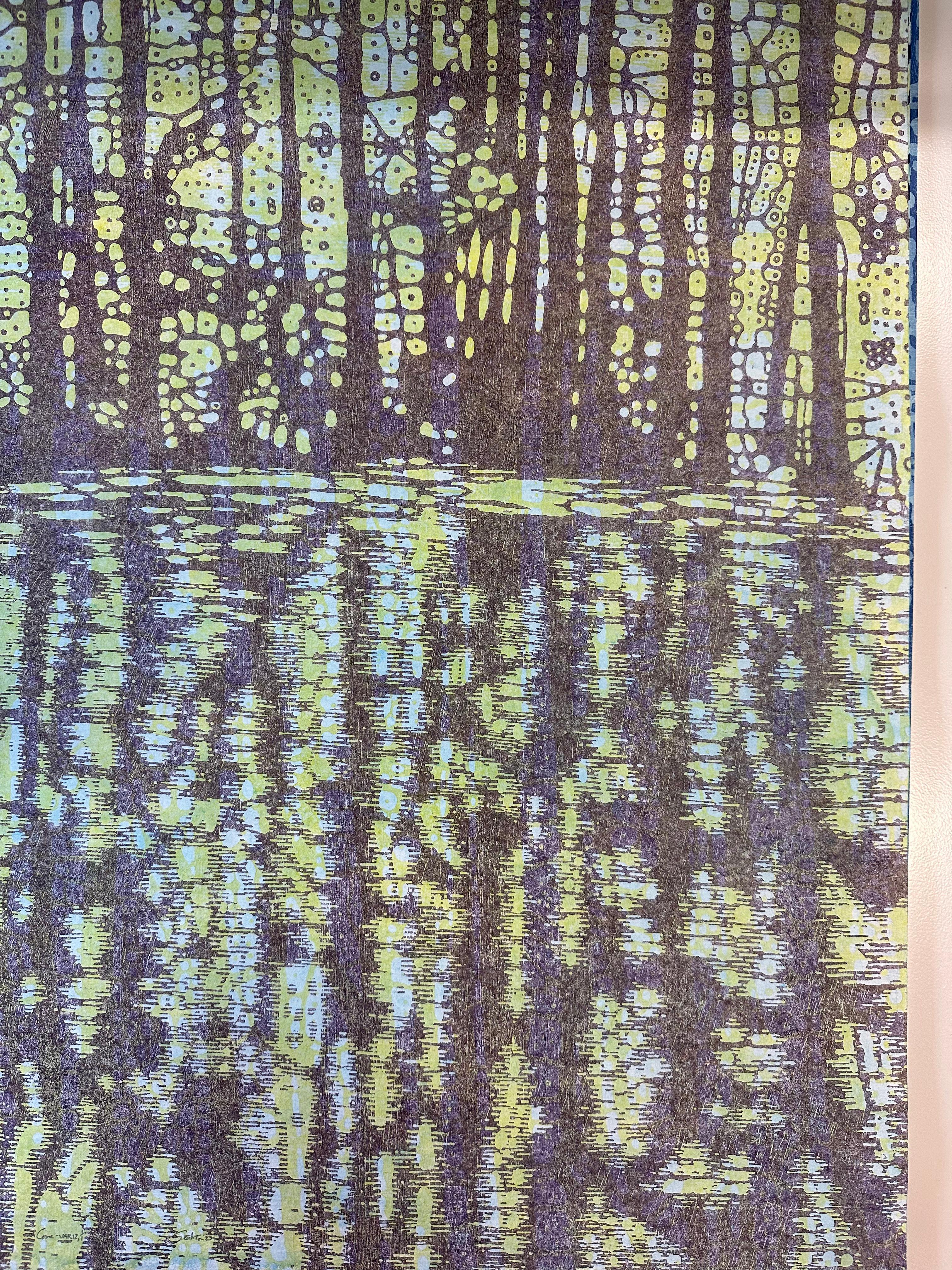 Variation rocheuse douze, arbres lavandes, eau, ciel jaune pâle bleu forêt en vente 3