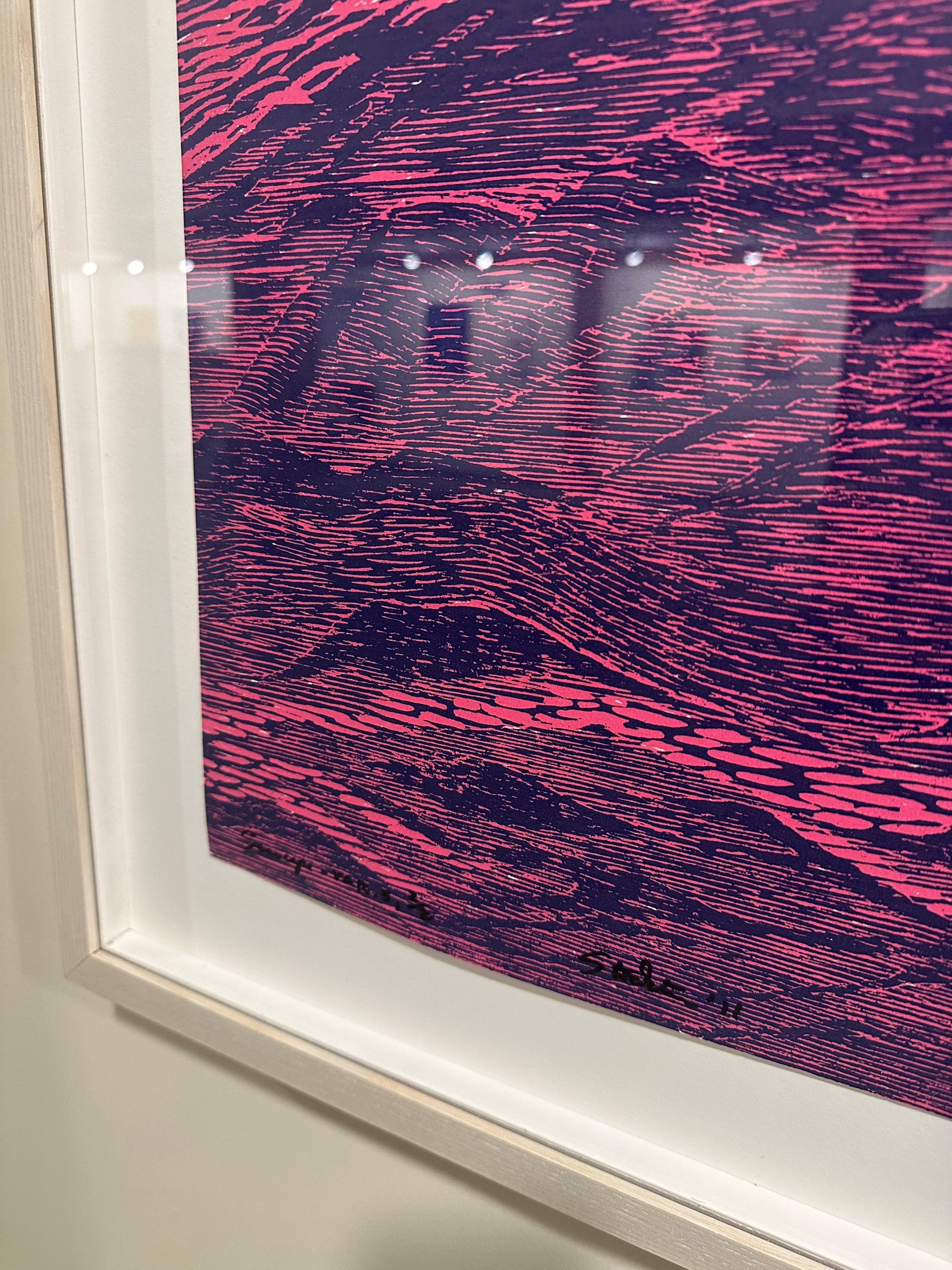 Dieser Holzschnitt erinnert an die Ruhe der Meereswellen, die in leuchtendem Pink und tiefem Kobaltblau dargestellt sind. Er erinnert an die Tradition der japanischen Druckkunst und ist gleichzeitig ausgesprochen modern. 

Auflage 2/2. Rückseitig