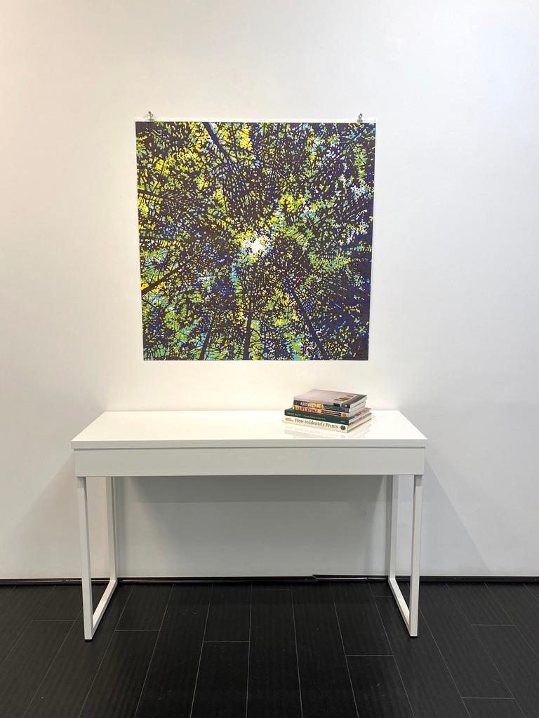 Woodland Skyscape 51, stampa su legno del cielo della foresta in verde, giallo e blu scuro. - Print di Eve Stockton