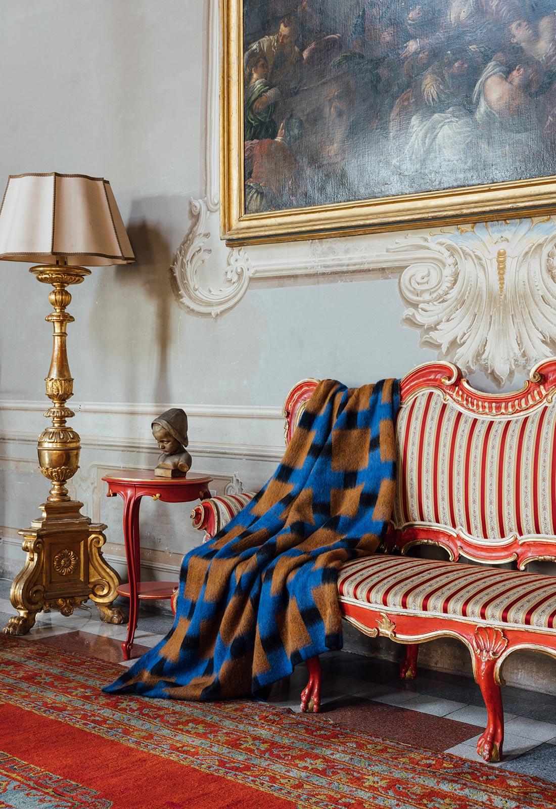 Eine exquisite jacquardgewebte Alpakadecke, in Collaboration mit der skandinavischen Künstlerin Evelina Kroon. Das unverwechselbare Karomuster von Evelina ziert jetzt eine großzügig bemessene Decke. Diese übergroße Decke eignet sich sowohl als