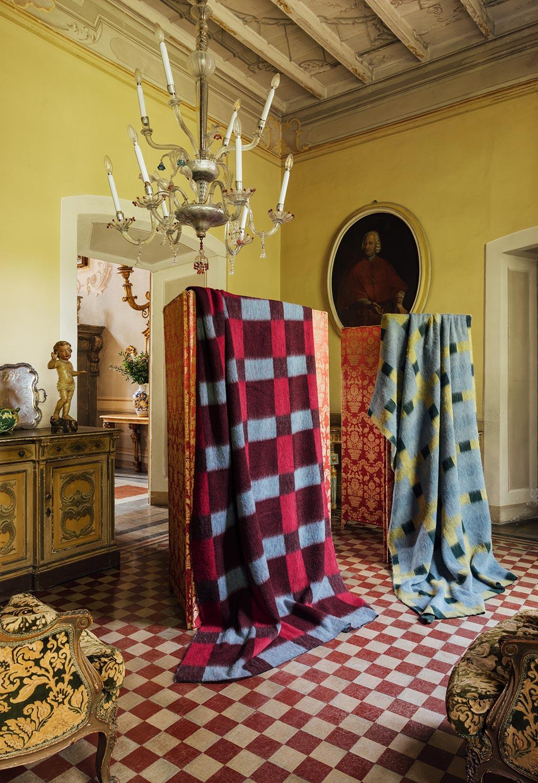 Eine exquisite jacquardgewebte Alpakadecke, in Collaboration mit der skandinavischen Künstlerin Evelina Kroon. Das unverwechselbare Karomuster von Evelina ziert jetzt eine großzügig bemessene Decke. Diese übergroße Decke eignet sich sowohl als