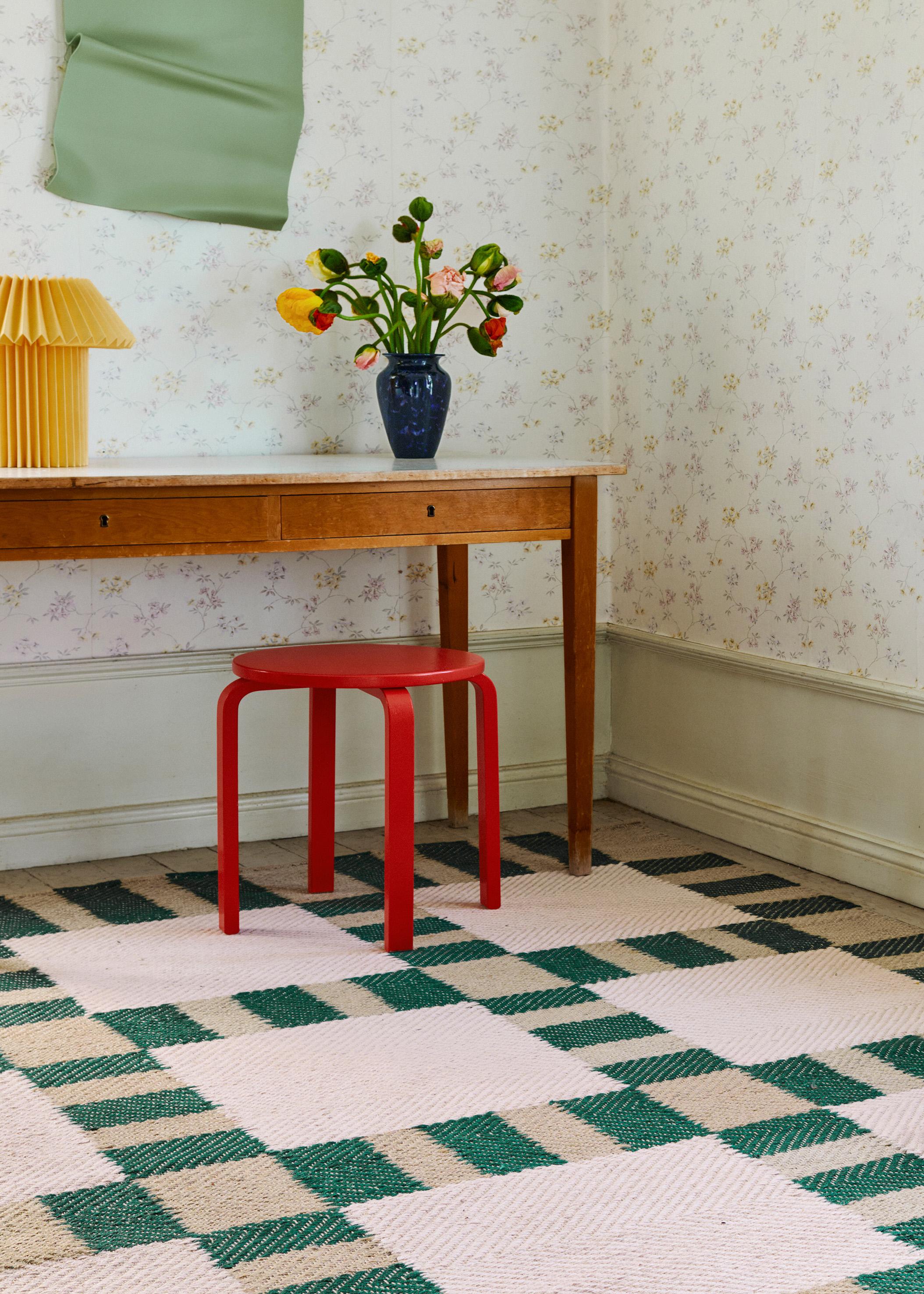 The “Late Breakfast” collection features handmade rugs crafted from natural plant fibers, showcasing Evelina Kroon’s distinctive, graphic signature style. Here, Evelina continues to operate in the space between art, design and interior, and further