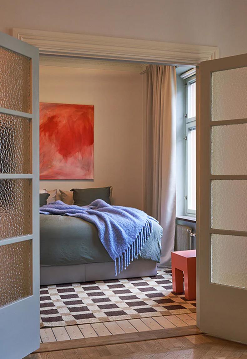 The “Late Breakfast” collection features handmade rugs crafted from natural plant fibers, showcasing Evelina Kroon’s distinctive, graphic signature style. Here, Evelina continues to operate in the space between art, design and interior, and further