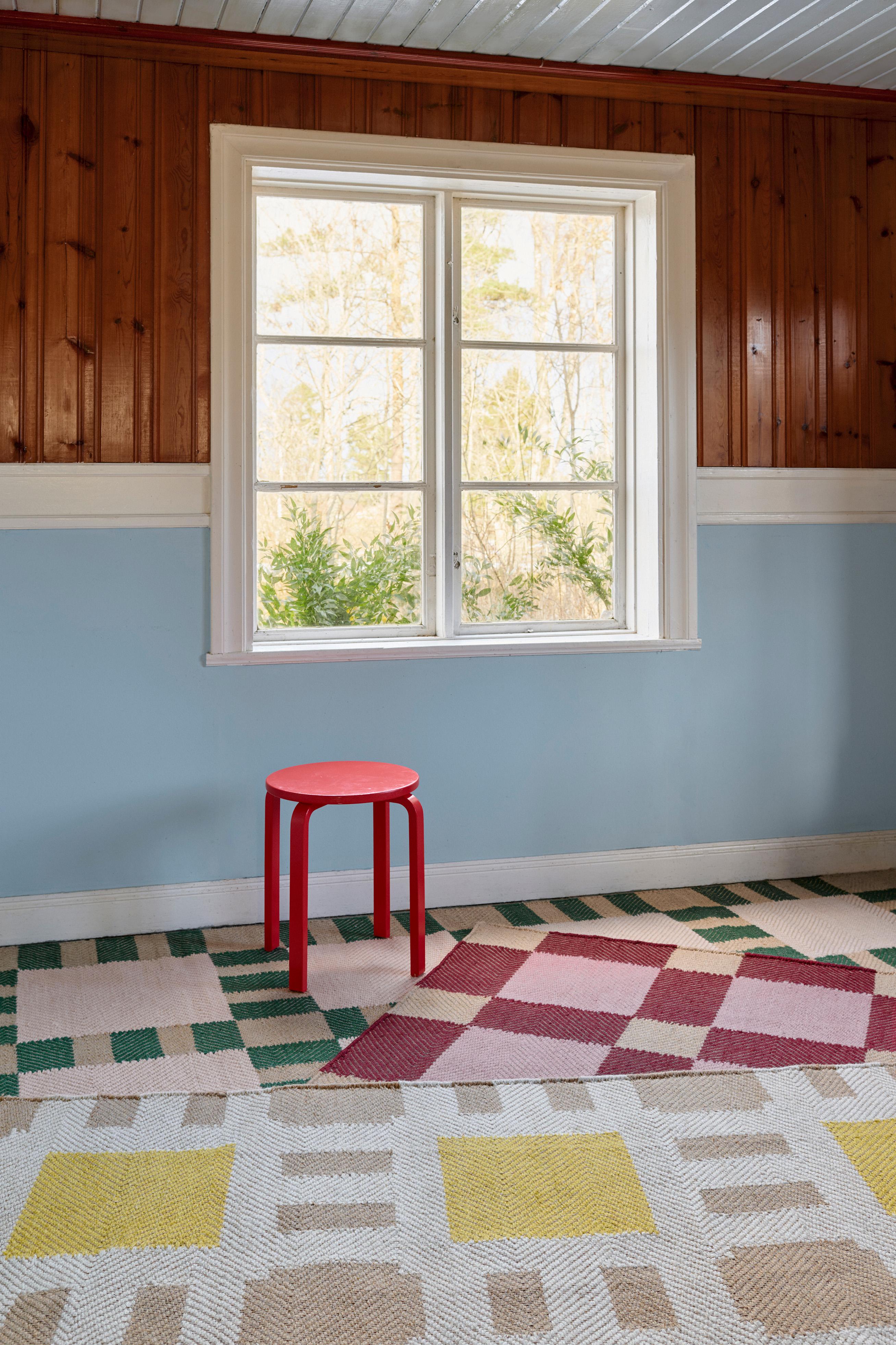 The “Late Breakfast” collection features handmade rugs crafted from natural plant fibers, showcasing Evelina Kroon’s distinctive, graphic signature style. Here, Evelina continues to operate in the space between art, design and interior, and further