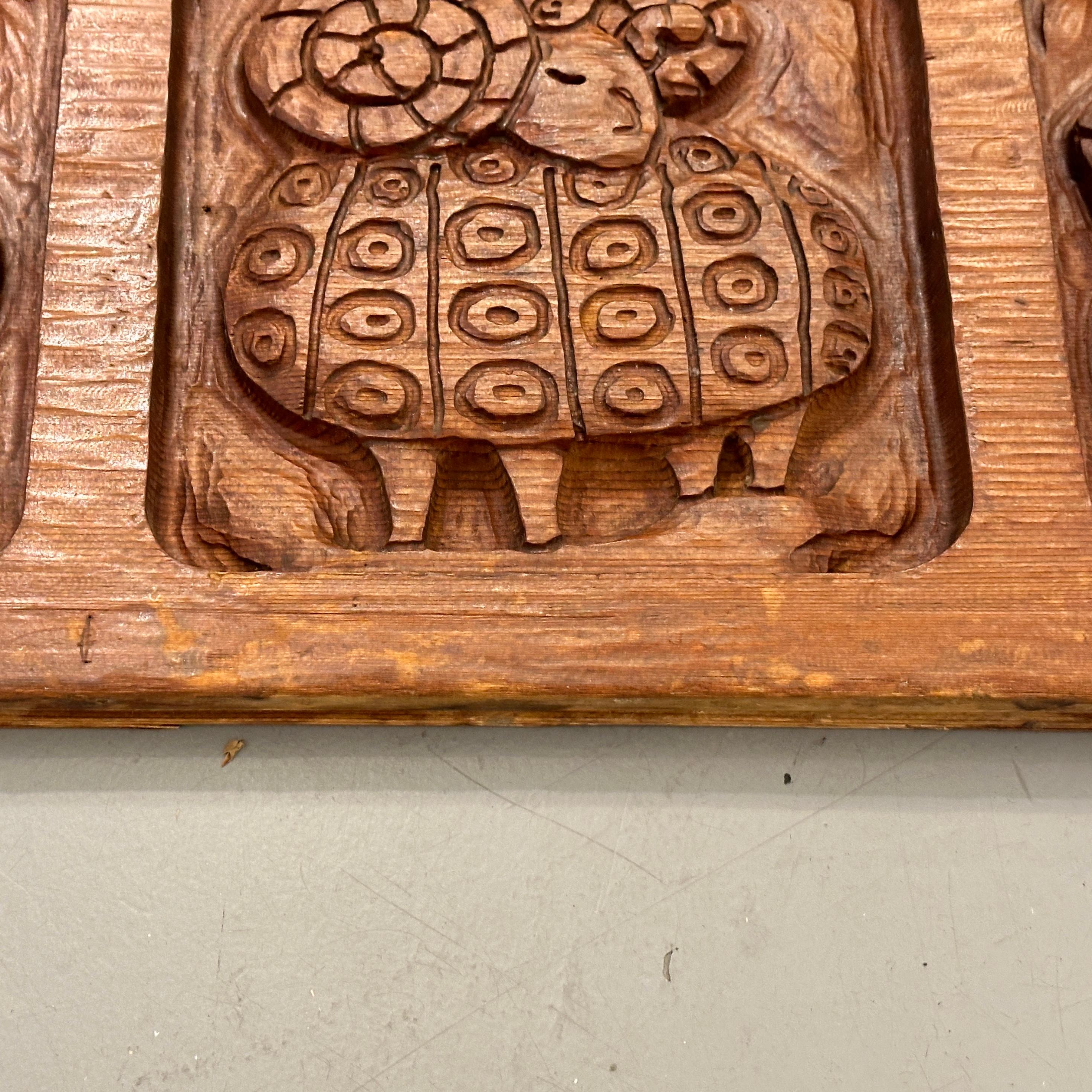 Panel de madera roja tallada de Evelyn Ackerman para Panelcarve, hacia la década de 1950 en venta 2