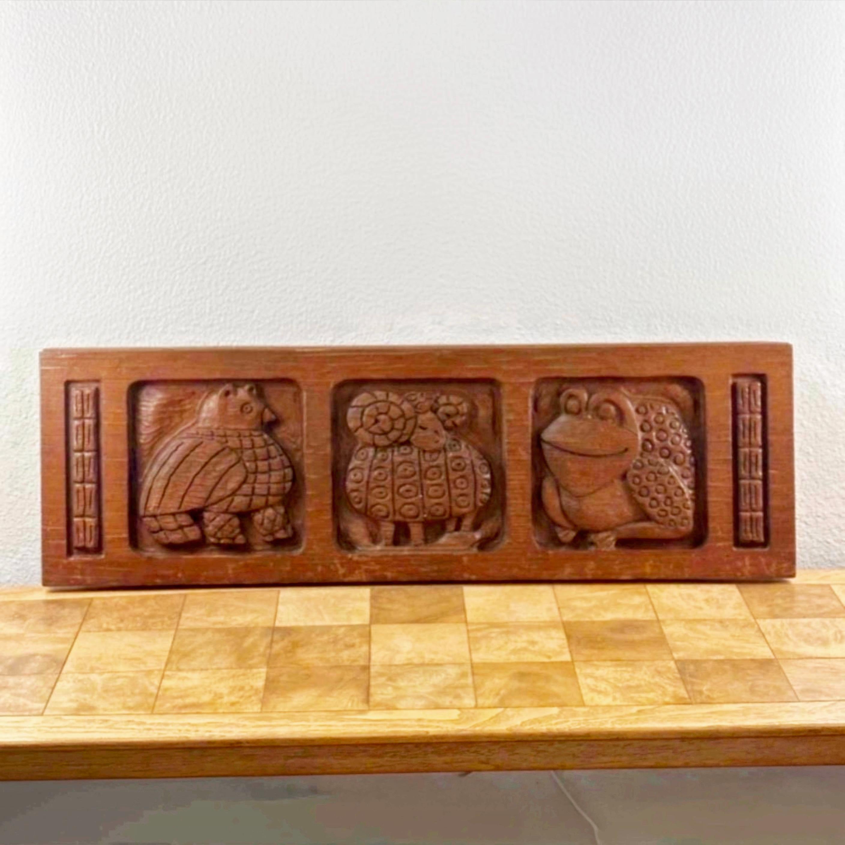 Panel de madera roja tallada de Evelyn Ackerman para Panelcarve, hacia la década de 1950 Moderno de mediados de siglo en venta