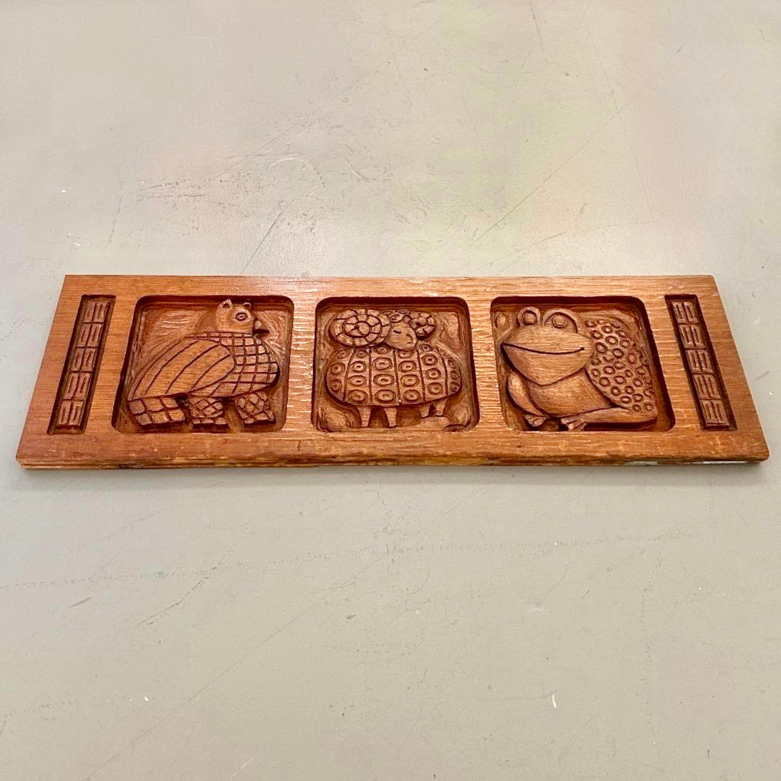 Panel de madera roja tallada de Evelyn Ackerman para Panelcarve, hacia la década de 1950 Estadounidense en venta