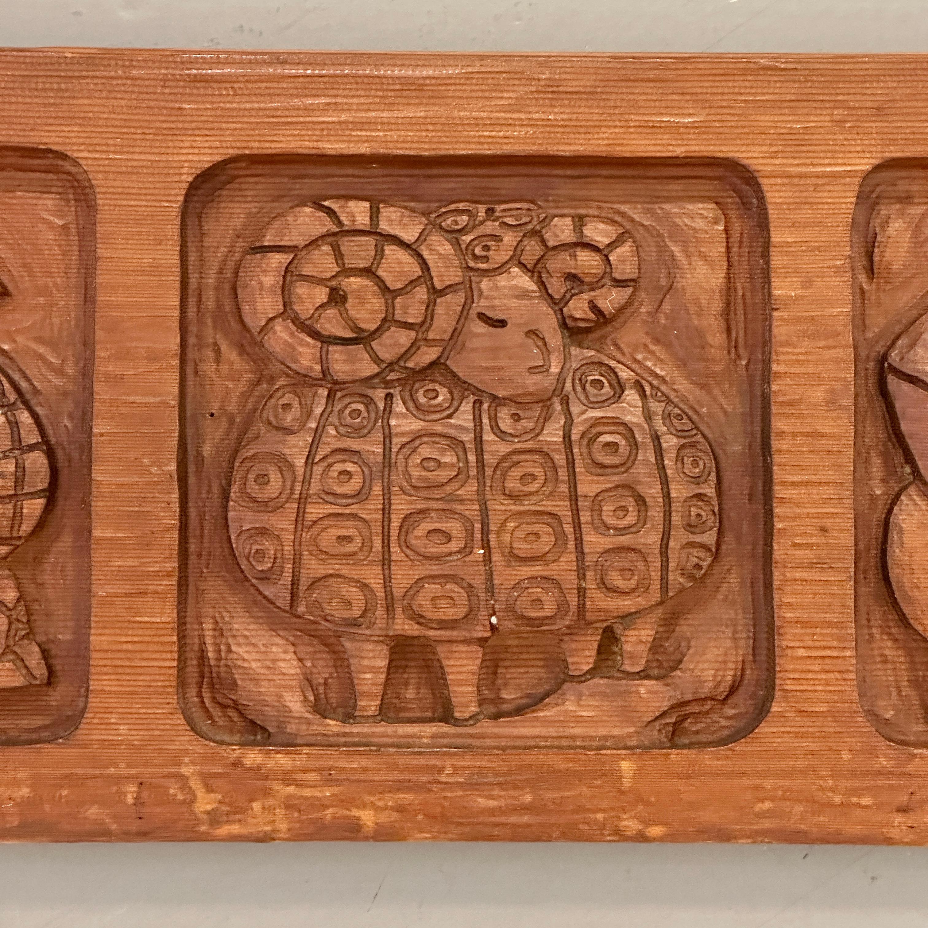 Panel de madera roja tallada de Evelyn Ackerman para Panelcarve, hacia la década de 1950 en Bueno estado para la venta en Cathedral City, CA