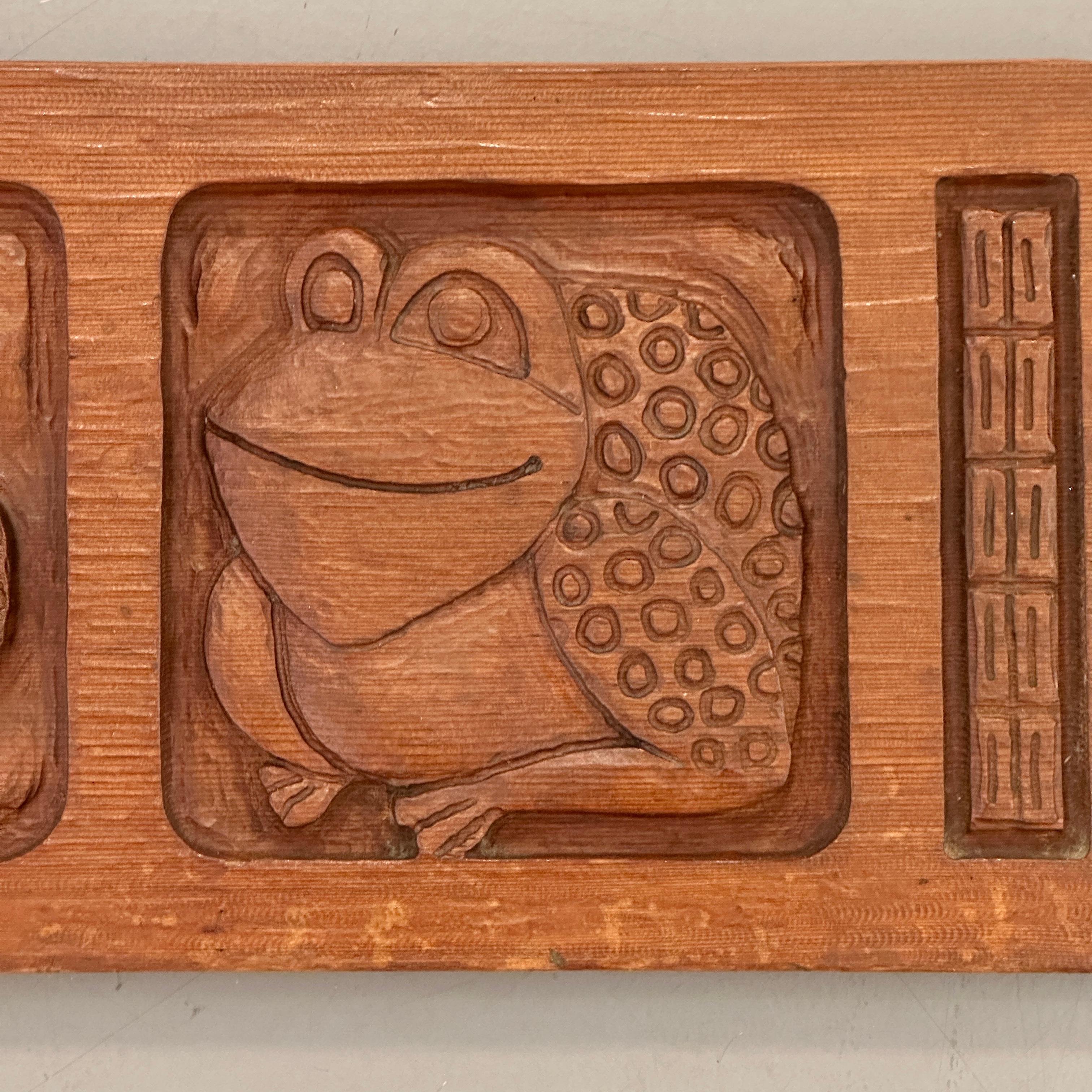 Panel de madera roja tallada de Evelyn Ackerman para Panelcarve, hacia la década de 1950 siglo XX en venta