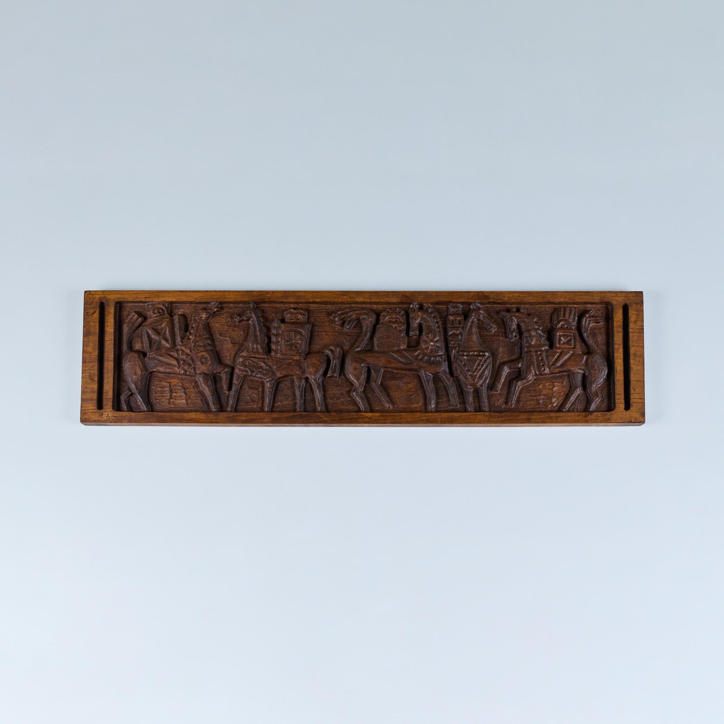 Talla de madera de la artista californiana Evelyn Ackerman, c.1964, EE.UU. Esta placa presenta cinco jinetes montados.

Dimensiones 
39