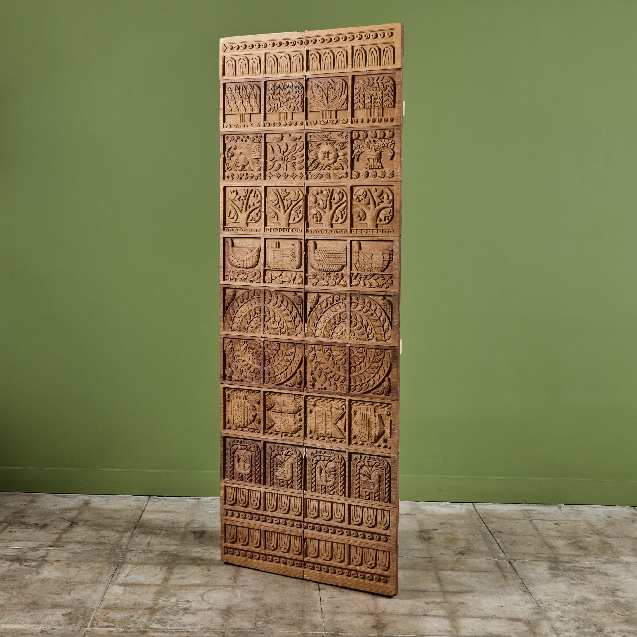 Panel tallado en madera a gran escala por la artista californiana Evelyn Ackerman para Era Industries c.1960s. Esta talla presenta varios temas de la naturaleza, como el sol, los árboles, los peces, los pájaros y las hojas, que se ven en gran parte