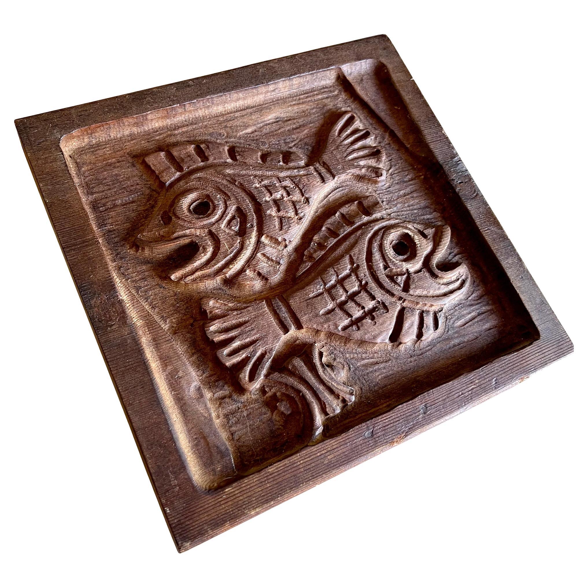 Panel de azulejos en bajorrelieve de madera roja con talla de Piesces, diseñado y creado por Evelyn y Jerry Ackerman de Los Ángeles, California. El panel mide aproximadamente 9