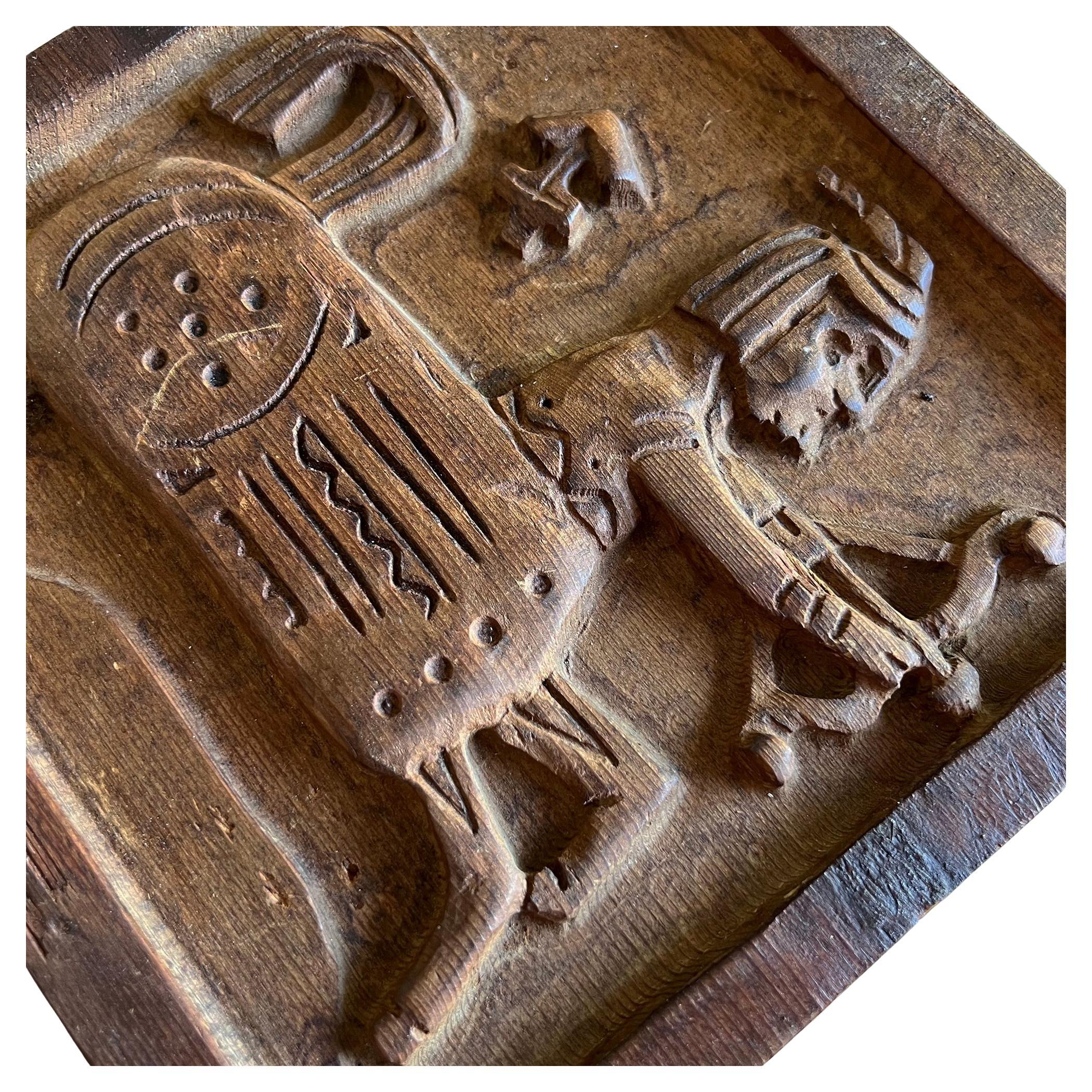 Pannello di piastrelle in bassorilievo in legno di sequoia progettato e creato da Evelyn e Jerry Ackerman di Los Angeles, California. Il pannello misura circa 9