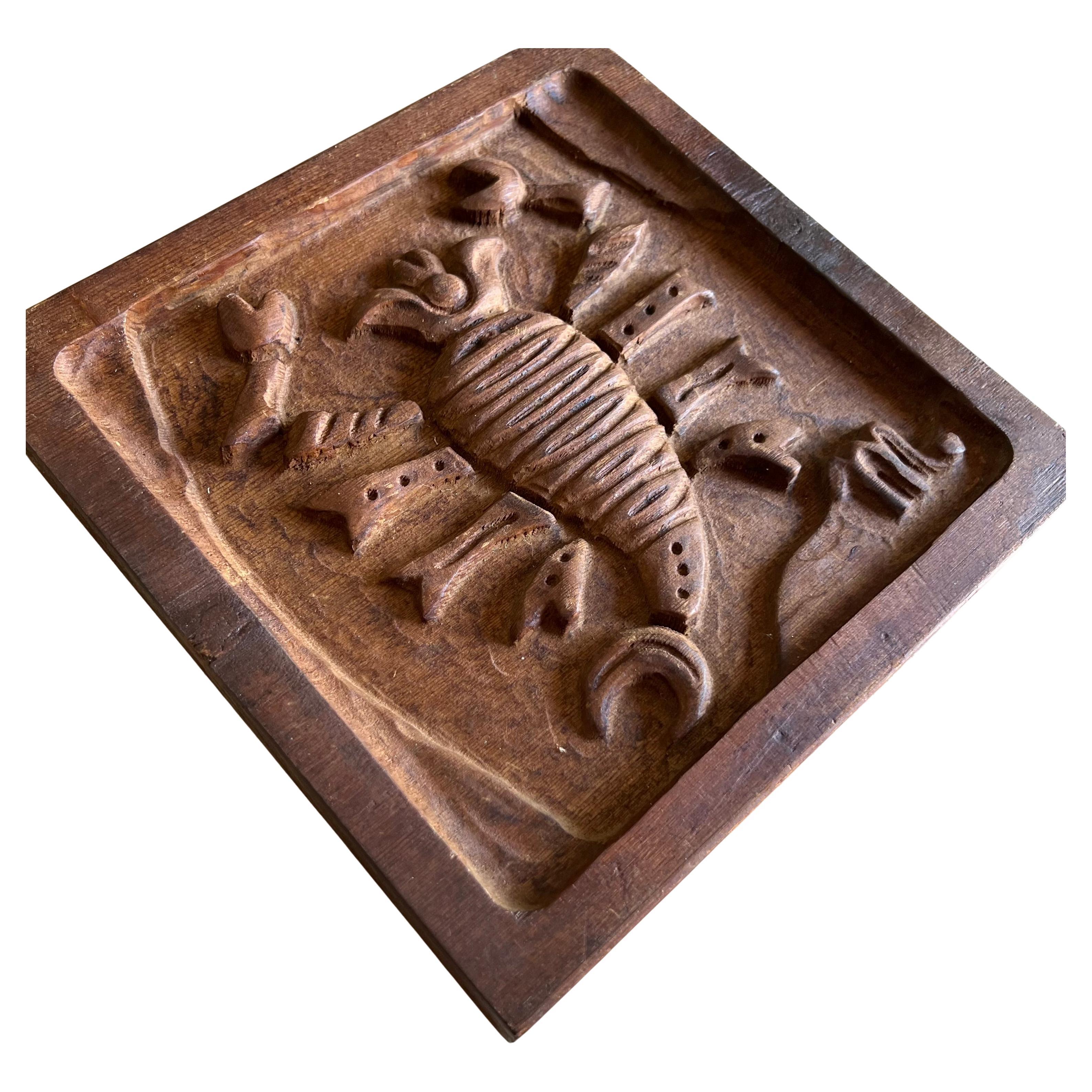 Evelyn Ackerman Panelcarve Scorpio Bas Relief Design Holzplatte (amerikanisch) im Angebot