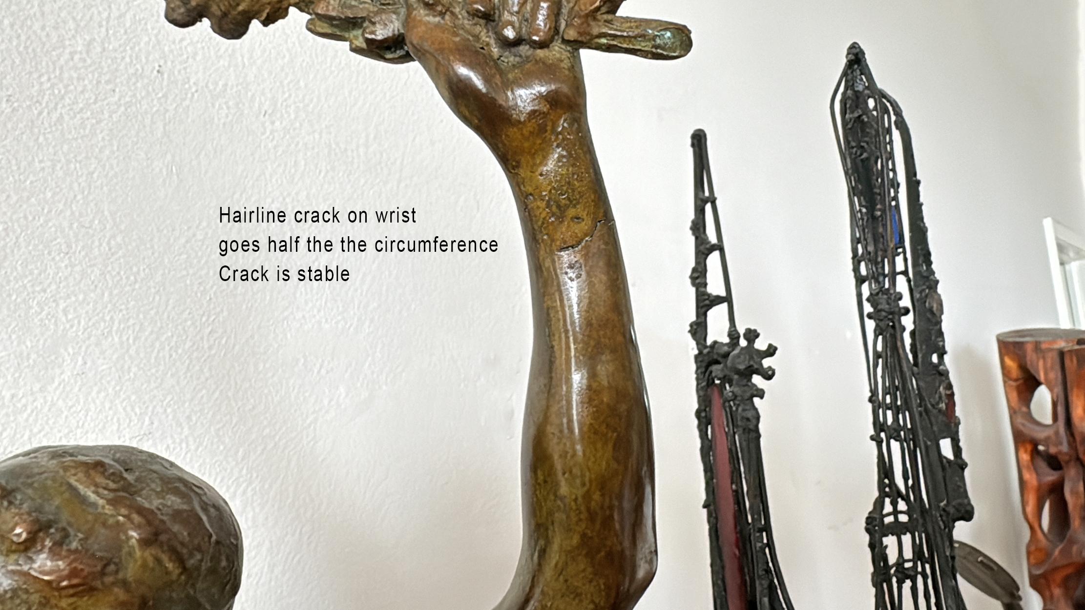 Victory - Athletic Young Man in klassischer Pose,  (Frauenbildhauerin) im Angebot 15